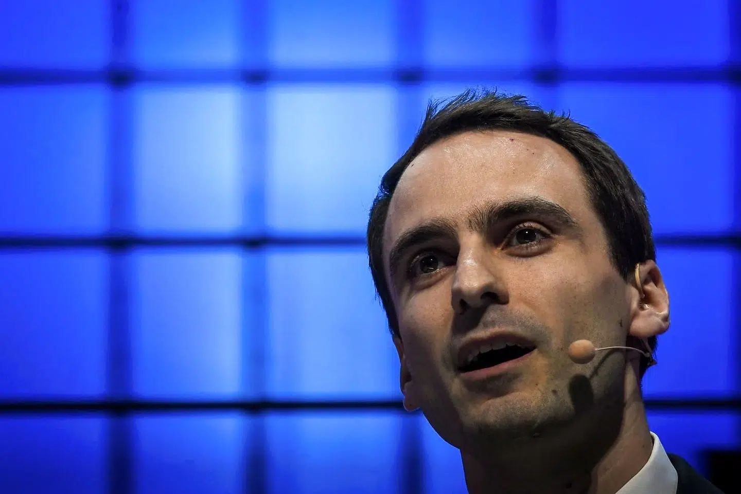 Donald Trumps øverste teknologiske rådgiver, Michael Kratsios, brugte scenen til at tordne mod Kinas regering og landets store techvirksomheder for undertrykkelse og kontrol af borgere.