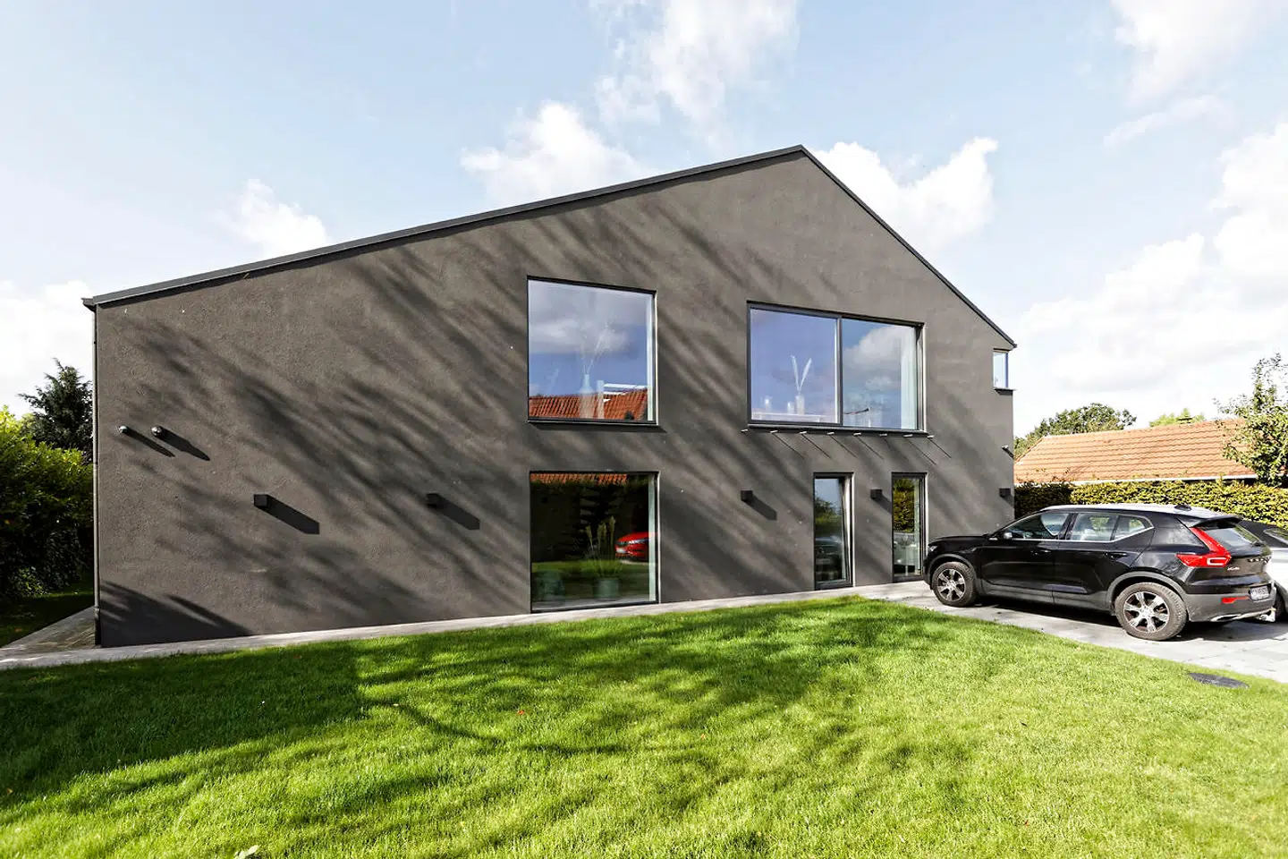 Parret har planer om at få monteret en mindre altan fra det ene vindue i køkkenet. Mod øst er der havudsigt og morgensol.