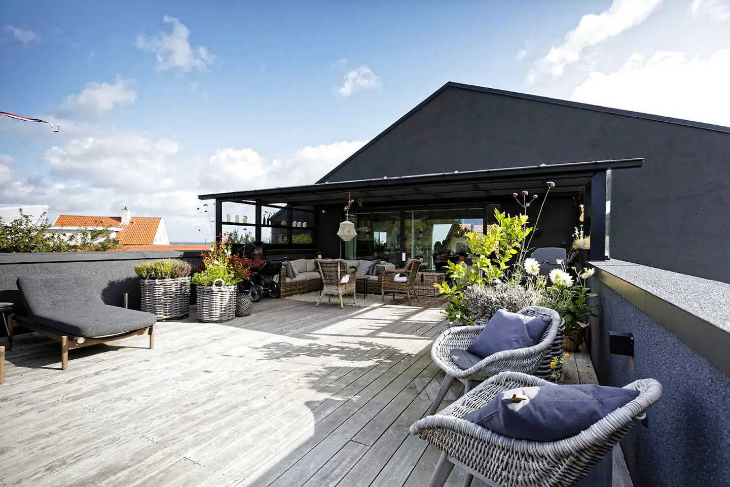 En 60 m2 tagterrasse oven på en del af underetagen og husets dobbeltgarage er »gratis« kvadratmeter med udgang fra køkkenet. En del er overdækket og bruges dagligt til langt ud på efteråret.