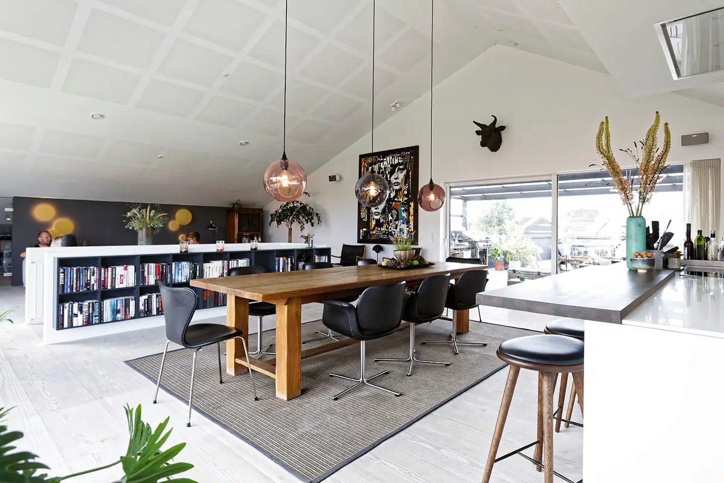 Fra køkkenet er der udgang til terrassen, hvor der er masser af sammenkomster.