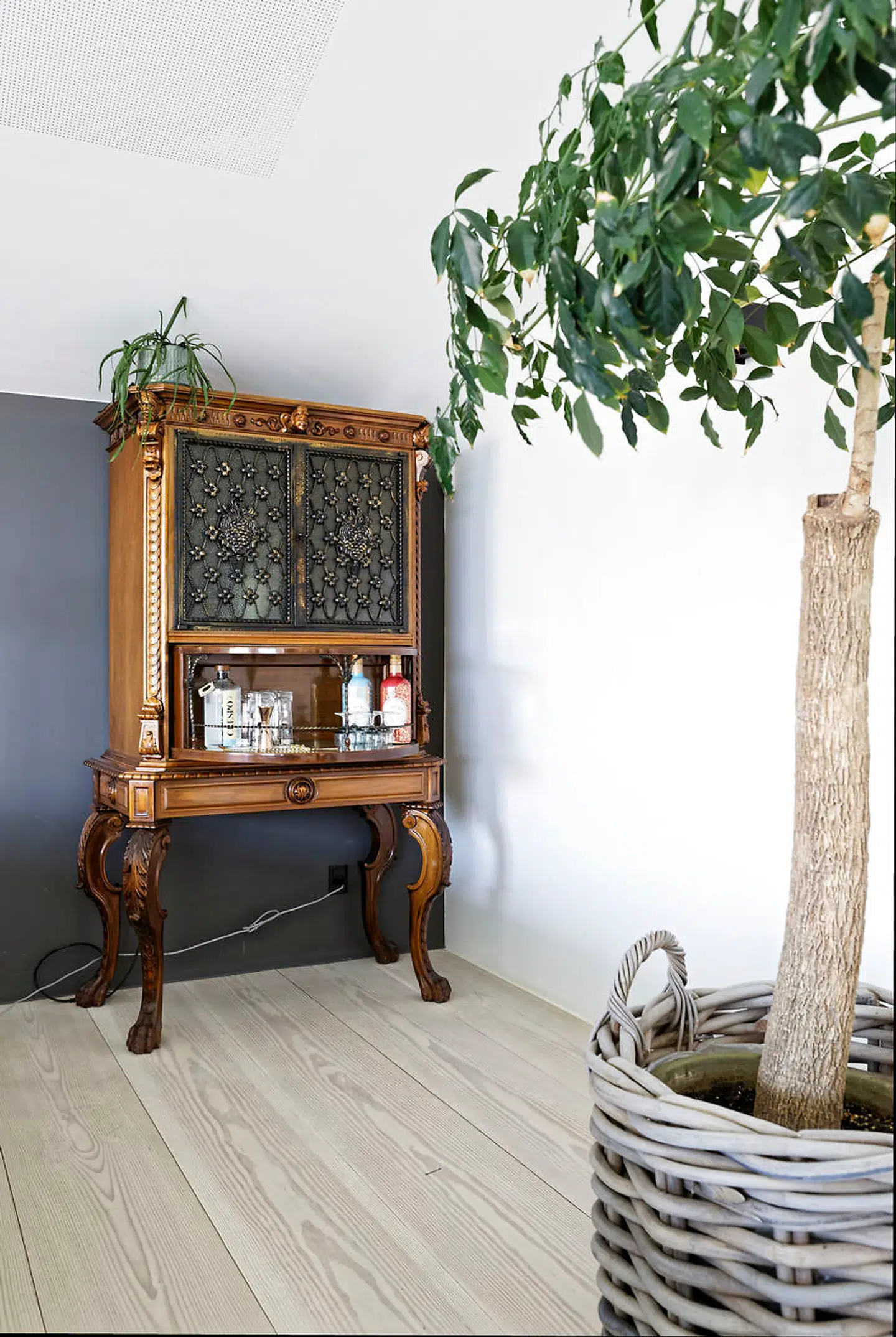 Barskabet, arvet fra Annette Bjørnskovs farmor, står i et hjørne af stuen med flere af de flasker, ginsamleren Steen Bjørnskov ejer. Blandt andet fra Whynotgin, som leverer »Månedens gin«.