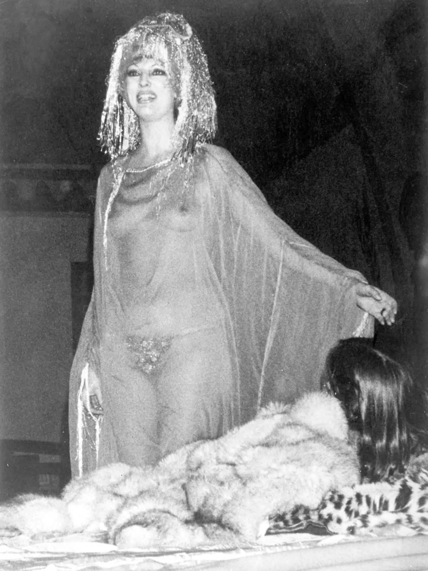 Suzanne Brøgger optræder som haremspige i Christianias opførelse af »Ali Baba« i 1978.