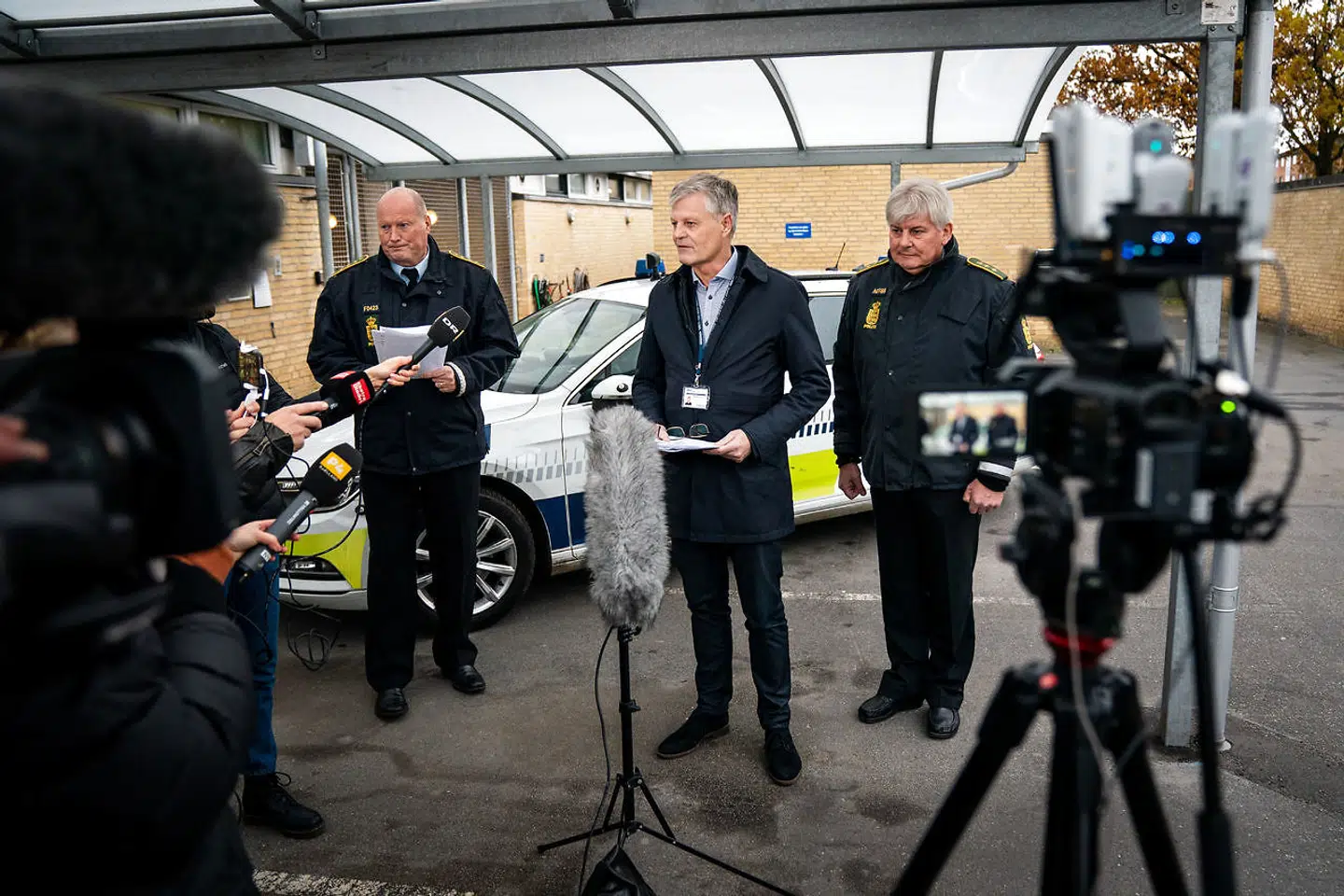 Politiinspektør Kim Kliver (tv.) og vicepolitiinspektør Søren Ravn-Nielsen fra Sydsjællands og Lolland-Falsters Politi (i midten) samt politiinspektør Brian Bang-Rasmussen fra Midt- og Vestsjællands Politi på Næstved Politistation, fredag 15. november. Deres pressemøde fandt sted i anledning af en sag, hvor to kvinder blev dræbt i henholdsvis Ruds Vedby og Kundby.