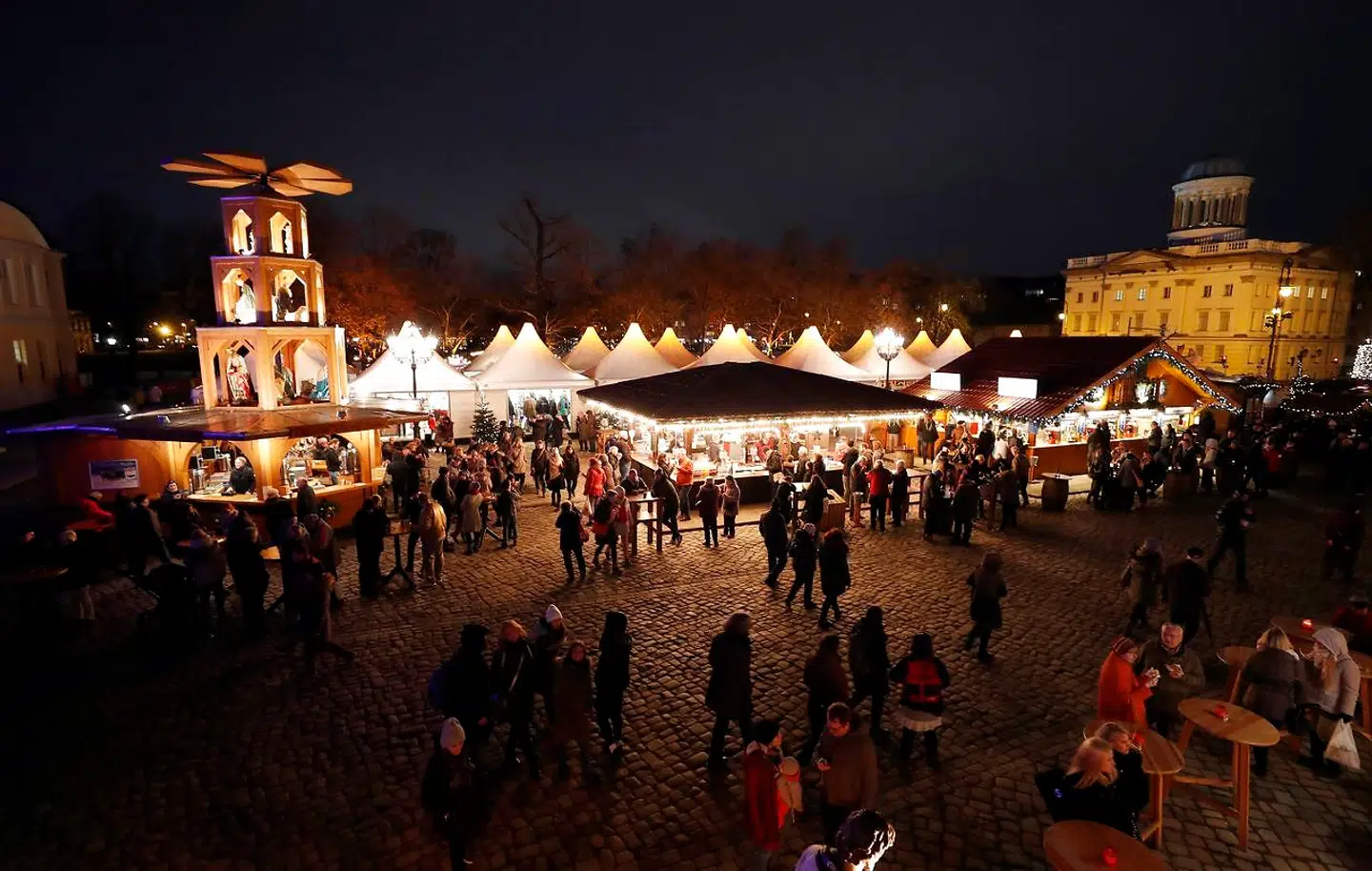 Jagten på god gammeldags julehygge bringer flere og flere danskere til udlandet. Her er det et typisk julemarked i Budapest – og vi bliver mere og mere eventyrlystne, og drager til nye steder for at få noget lokal hygge.