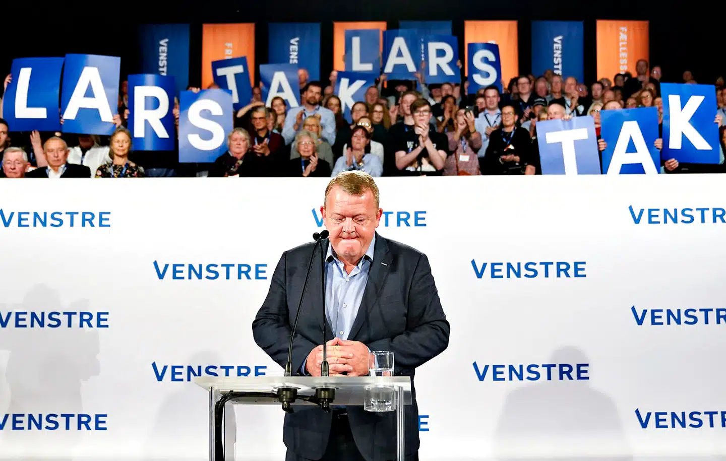 Lars Løkke Rasmussen stjal en væsentlig del af opmærksomheden på førstedagen på Venstres landsmøde. Her holdt han sin afskedstale – med flere spydige bemærkninger til sine partifæller. Men han var også dybt berørt, og øjnene var mere end blanke, da han befandt sig i salen i Herning Kongrescenter.