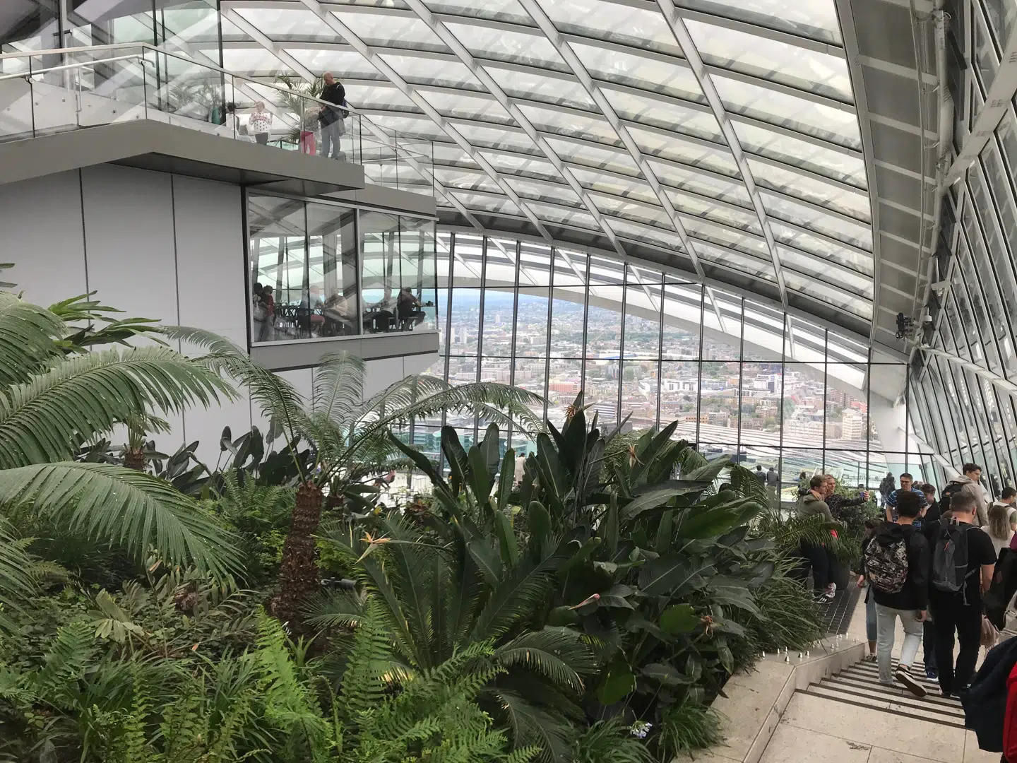 Glaskuplen, restaurantbygningen og planterne giver Sky Garden et futuristisk udtryk, og stedet er godt besøgt.