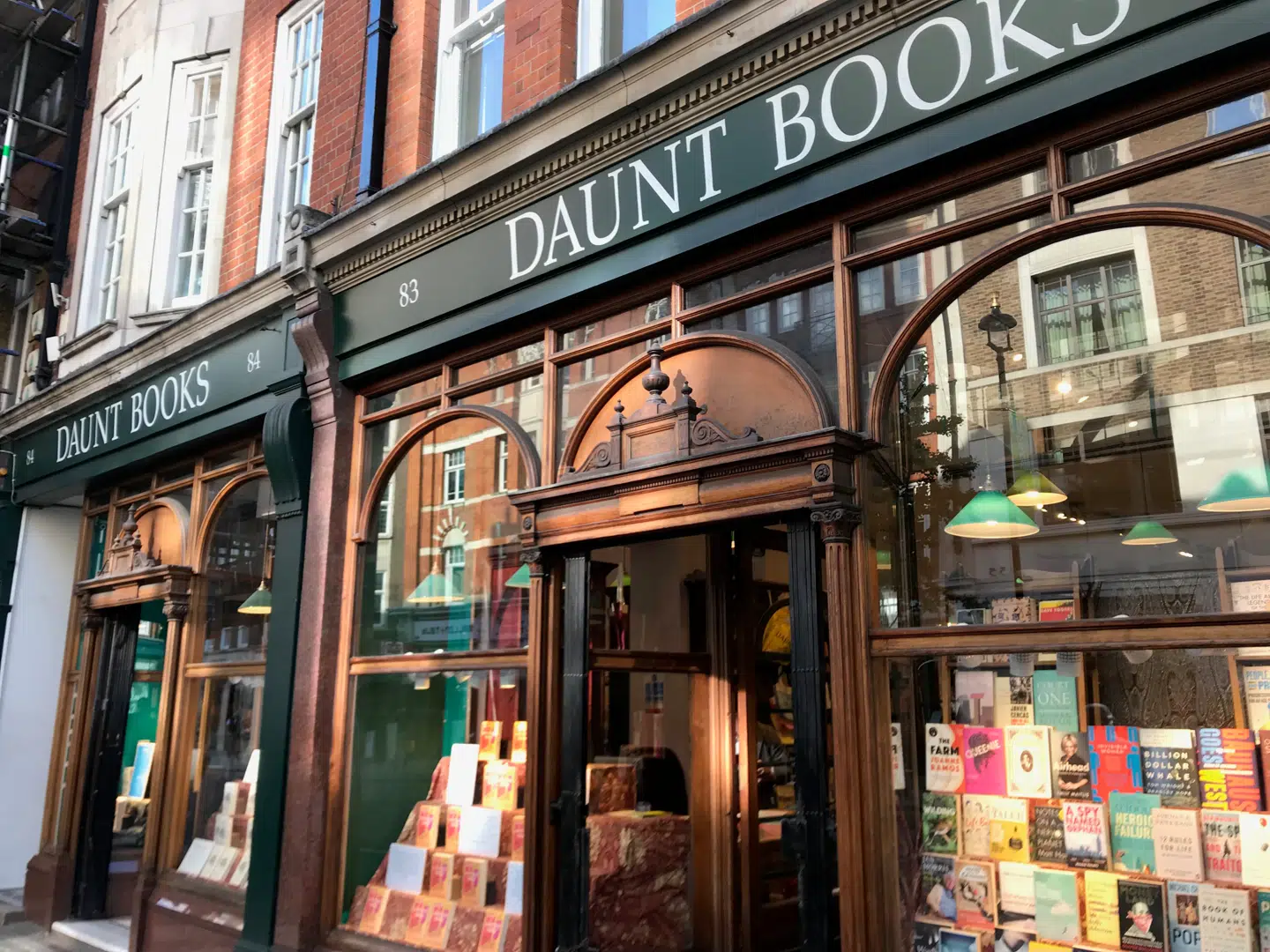 Daunt Books putter sig lidt mellem nabobutikkerne, men hold øje med den gammeldags og mørkegrønne facade.