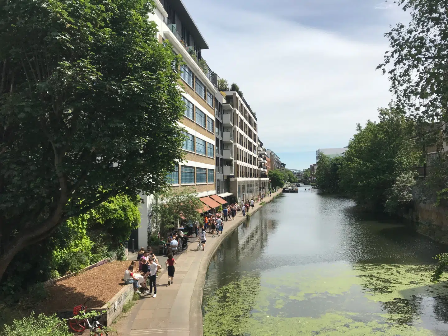 Regents Canal er en af flere kanaler i London, der har fået nyt liv langs kanalkanterne.