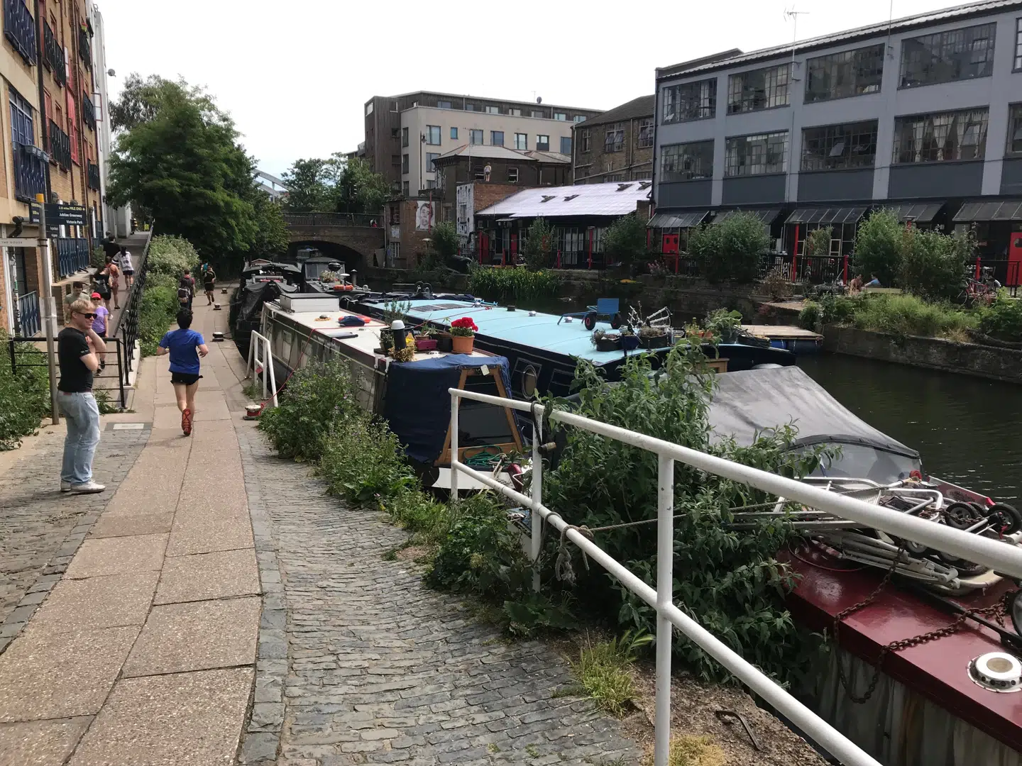 Husbåde langs kanalkanterne er nye naboer til små startupvirksomheder med vandudsigt.