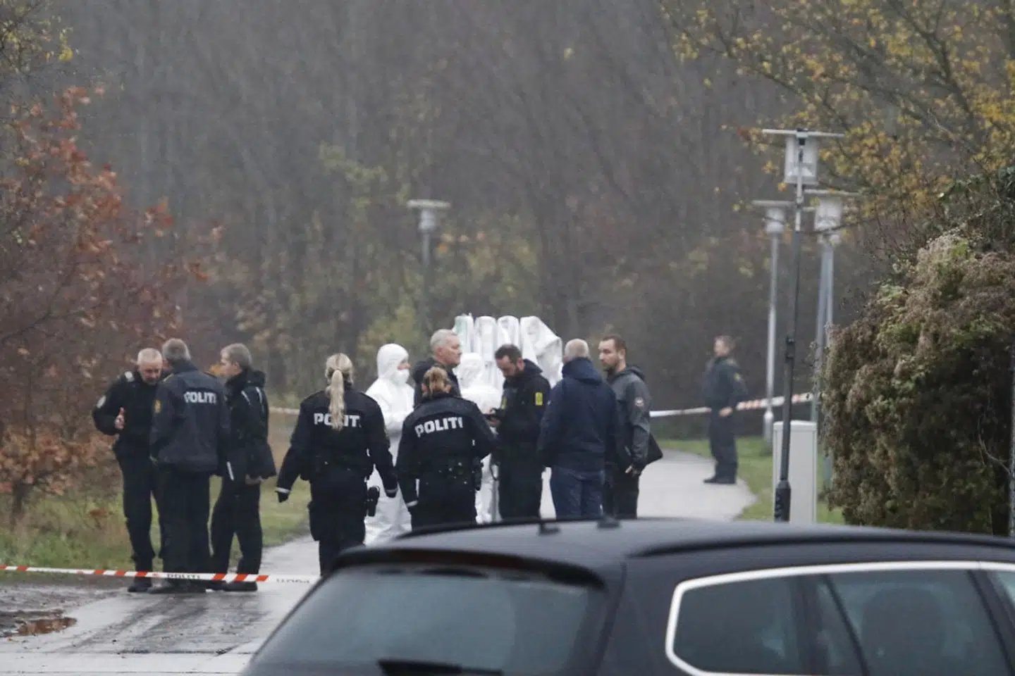 Politiindsats ved Brøndby Strand, lørdag den 16. november 2019. En person er lørdag morgen fundet død i Brøndby Strand, og politiet betegner dødsfaldet som mistænkeligt. Et område ved et stisystem er blevet afspærret, mens undersøgelserne foregår, bekræfter politiet. (Foto: Presse-fotos.dk/Scanpix 2019)