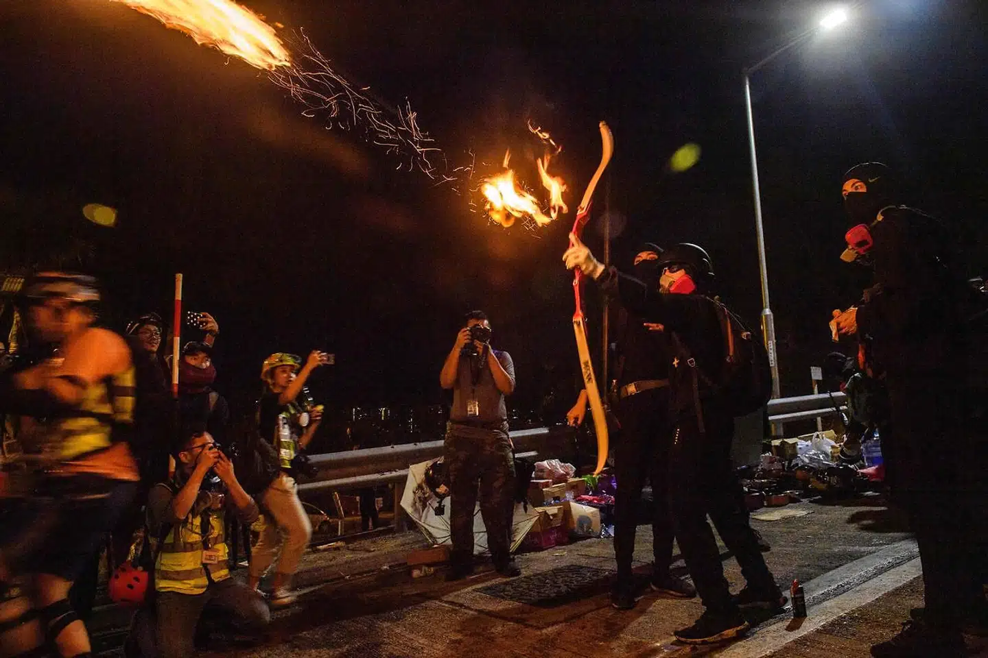 De seneste dage er demonstranterne begyndt at skyde med bue og pil mod politiet. Her ses en demonstrant 13. november ved Chinese University of Hong Kong (CUHK), hvor voldsomme kampe har fundet sted i begyndelsen af ugen.