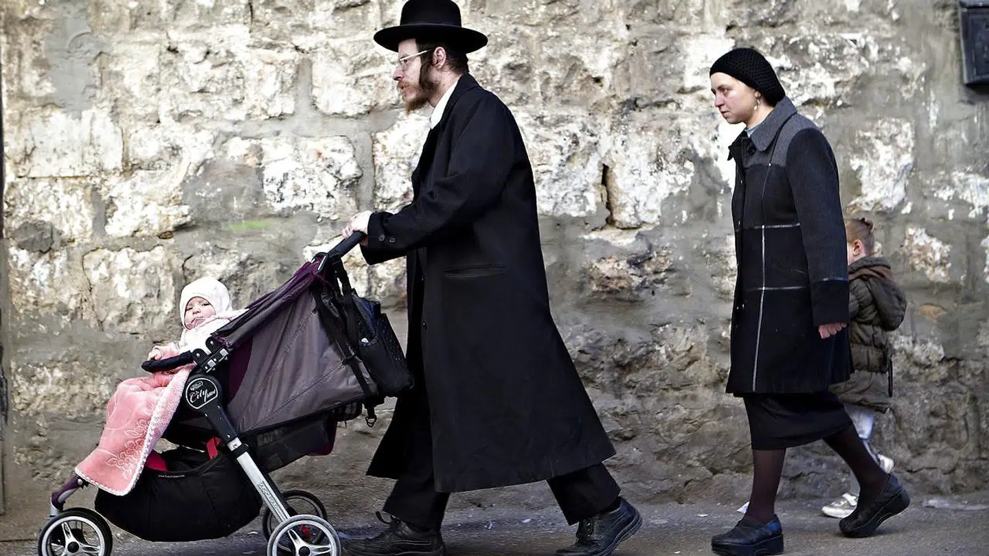 »Vil man forholde sig til de stigende jødeforfølgelser – ikke bare i Danmark, men over hele Europa – må man derfor løfte sit åsyn fra den lette sandhed om nynazistiske nygrupperinger. Man må forholde sig til, at især den muslimske indvandring er hovedårsagen til, at jøder i dag flytter fra Europa,« skriver Morten Messerschmidt.