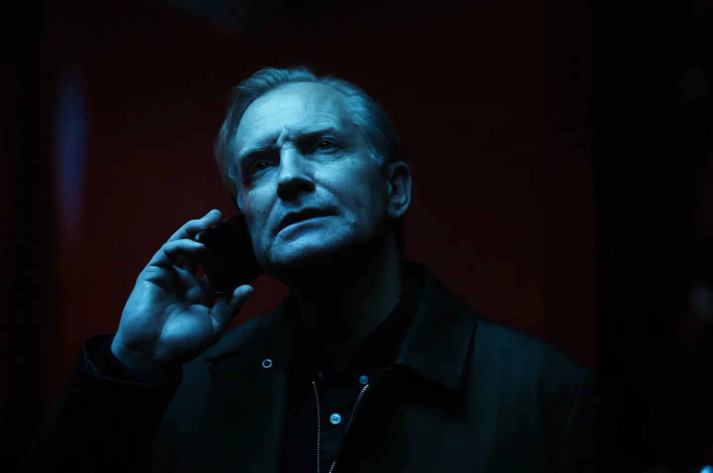 Ulrich Thomsen har den gennemgående rolle som politimanden Bjørn, der forsøger at kortlægge sin myrdede datters sidste færden.