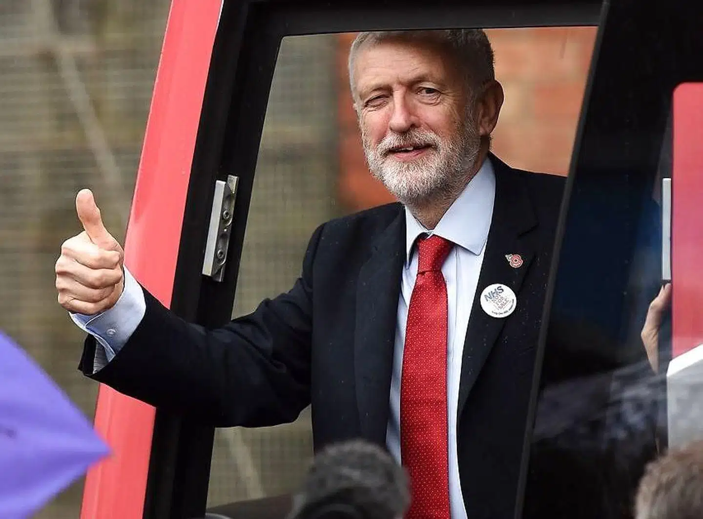 Labours leder, Jeremy Corbyn, er i fuld gang med sin valgkamp frem mod parlamentsvalget i december. Han kører Storbritannien tynd i bus i disse dage.