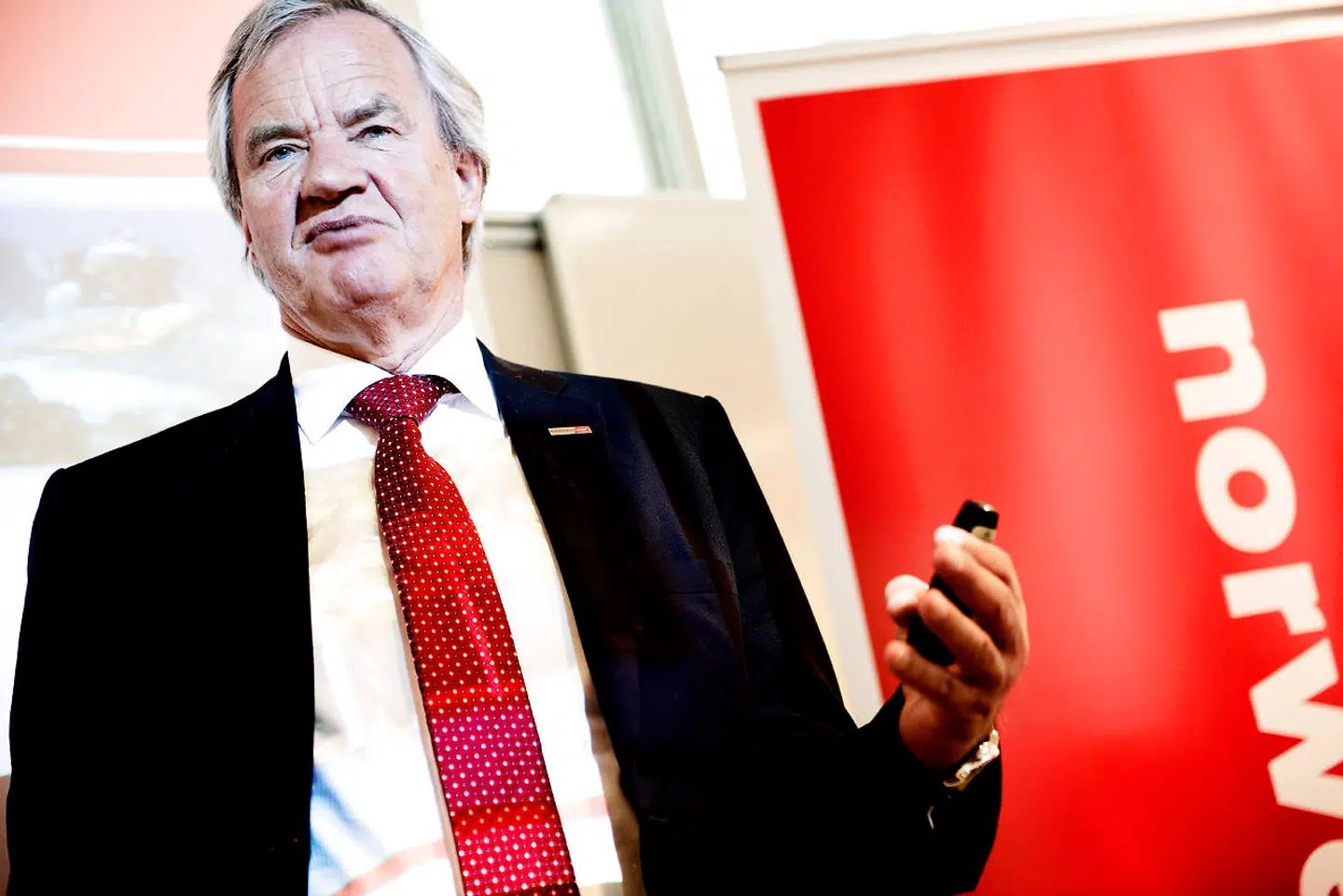 Norwegians stifter og mangeårige topchef Bjørn Kjos må nu lide den tort at se sin danske bestyrelsesformand skære dybt i koncernen for at sikre overlevelse.