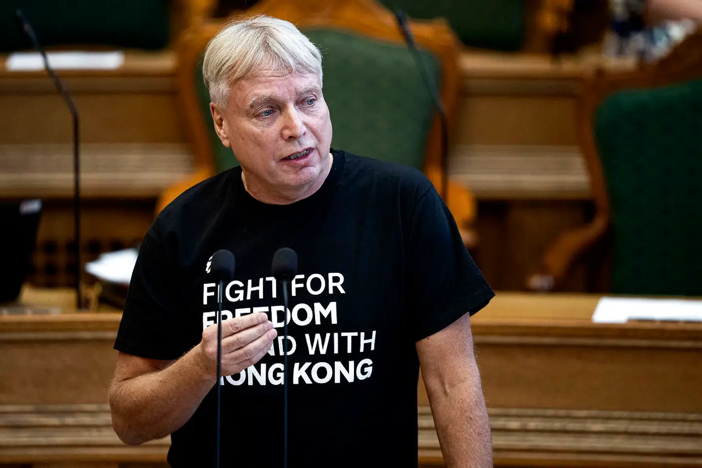 Uffe Elbæk (ALT) debatterede tirsdag med statsminister Mette Frederiksen (S) under spørgetimen i folketingssalen. Og nu har teksten på hans T-shirt ført til en løftet pegefinger.