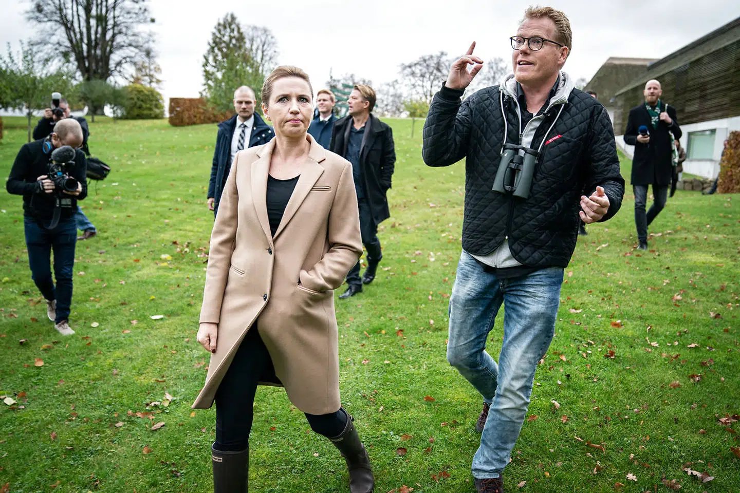 Statsminister Mette Frederiksen (S) deltog også i mødet om biodiversitet på Marienborg 4. november. Her vises hun rundt af skuespiller og vært på børne-TV-programmet »Naturpatruljen« Sebastian Klein.