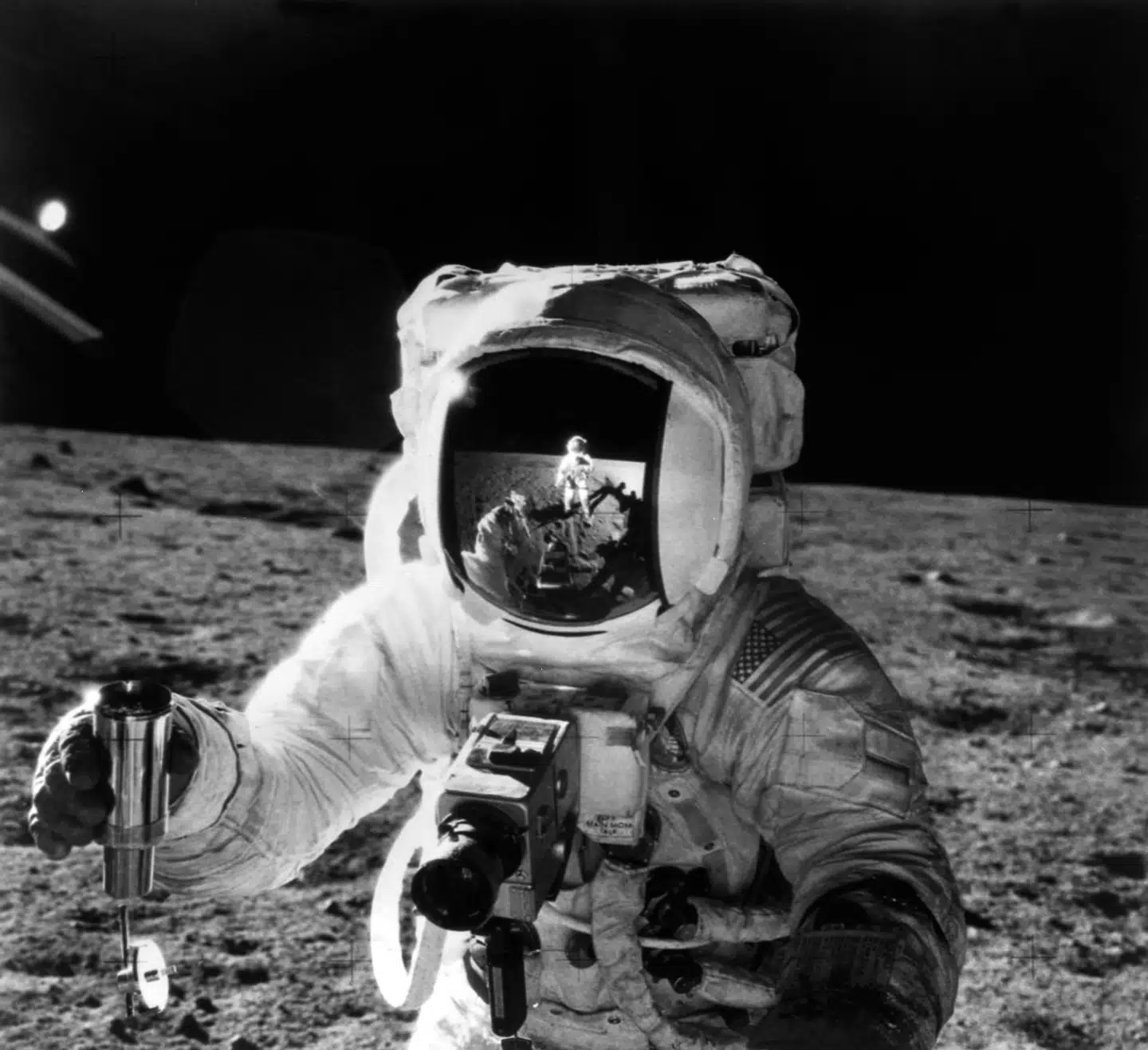 Astronauterne Charles Conrad og Richard Gordon på Apollo 12 blev henholdsvis den tredje og fjerde person til at betræde Månens overflade.