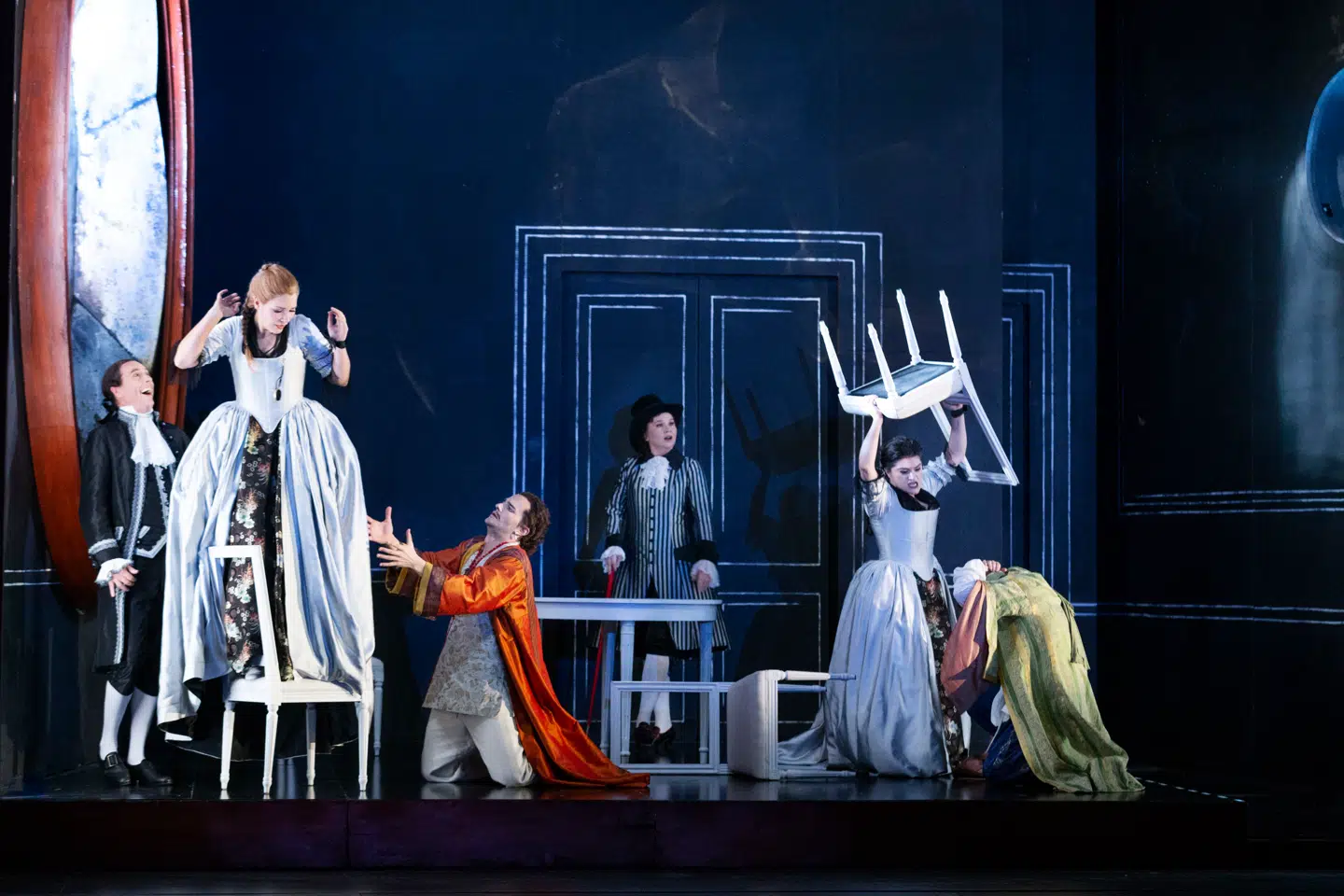 Man flytter rundt på en masse stole i den nye opsætning ag »Così fan tutte« – men meget mere sker der heller ikke. Foto: Mikos Szabo.