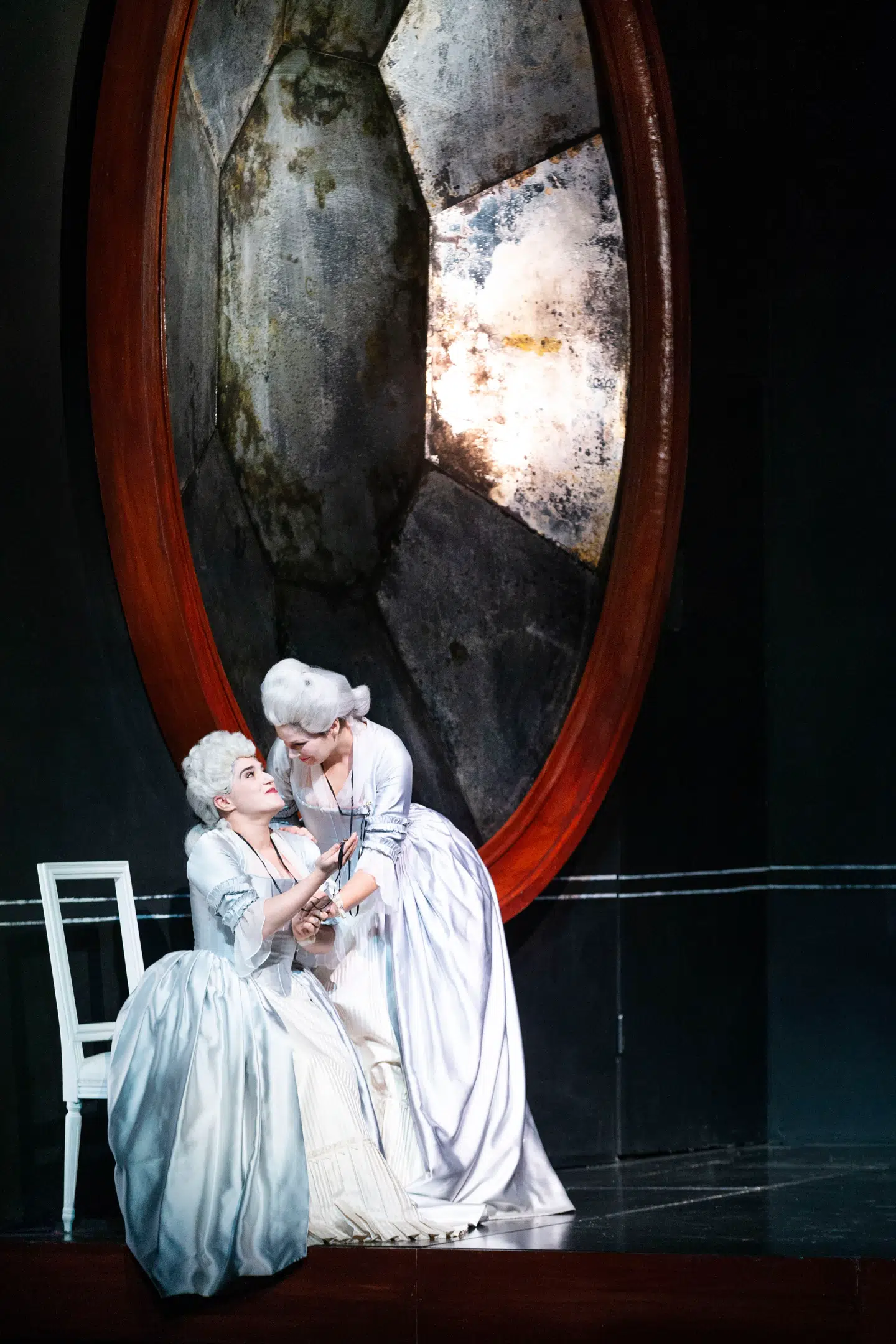 Opsætningen på Operaen er ret traditionel og har mest handlingen inde i et gammeldags kamera som det nye. Foto: Mikols Szabo