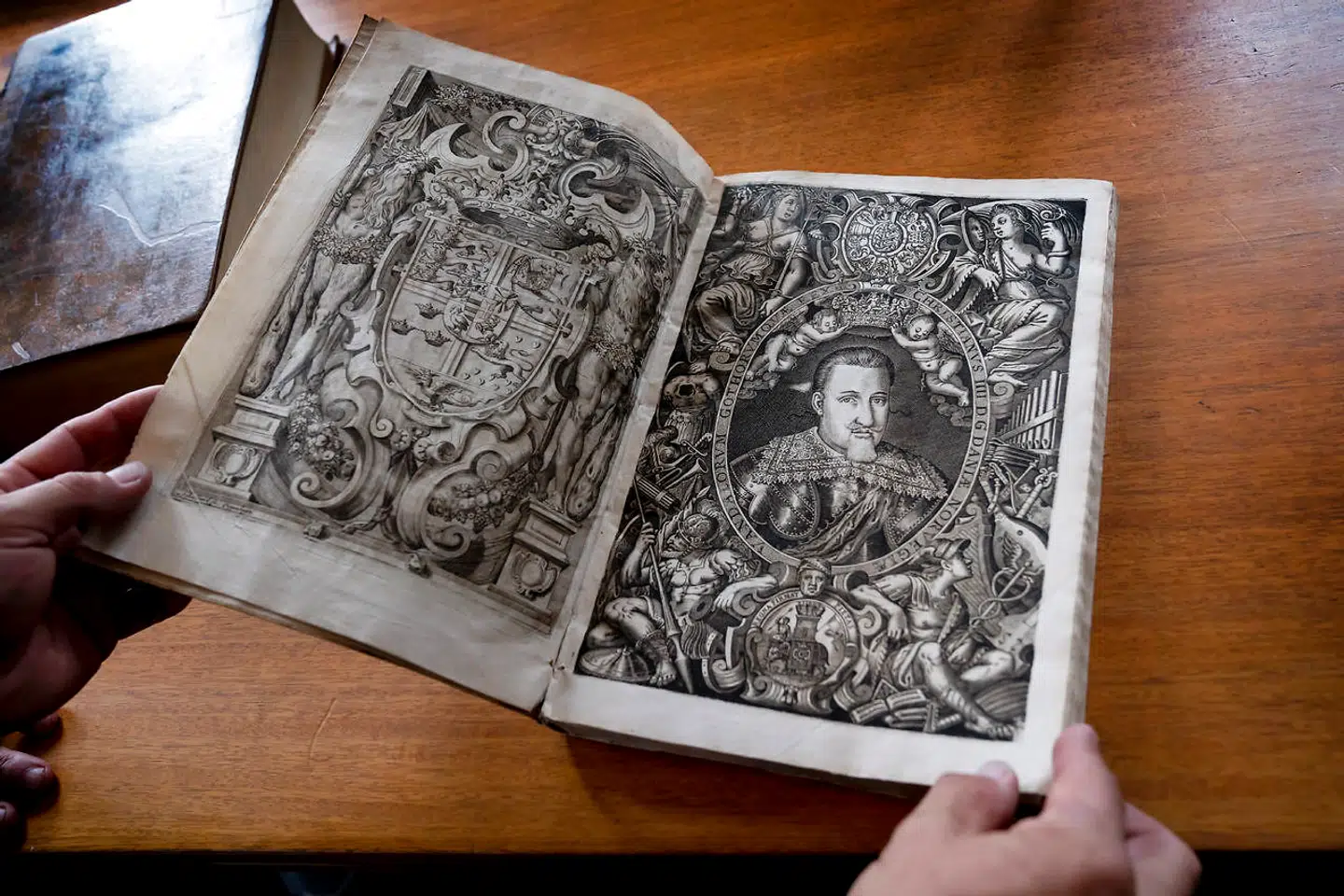 Mange bøger i Dronningens Håndbibliotek er illustreret med største omhu – som her et kobberstik af Christian 4. i en knap så vellignende version.