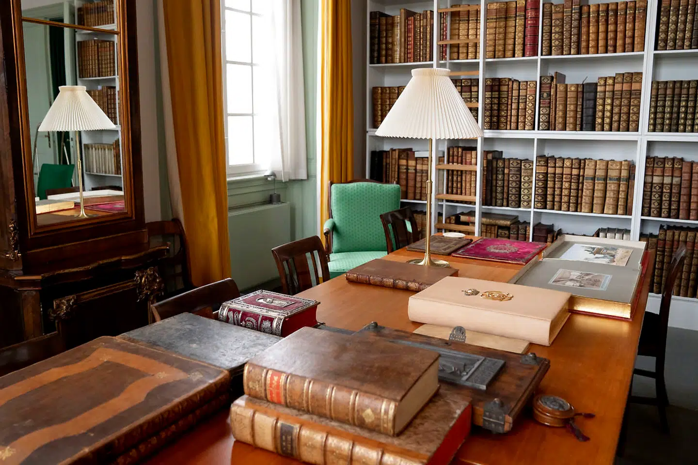 »I må fotografere alt undtagen rodet på mit skrivebord,« siger håndbibliotekar Mikael Bøgh Rasmussen med et smil – så her ser man et af bibliotekets andre borde.