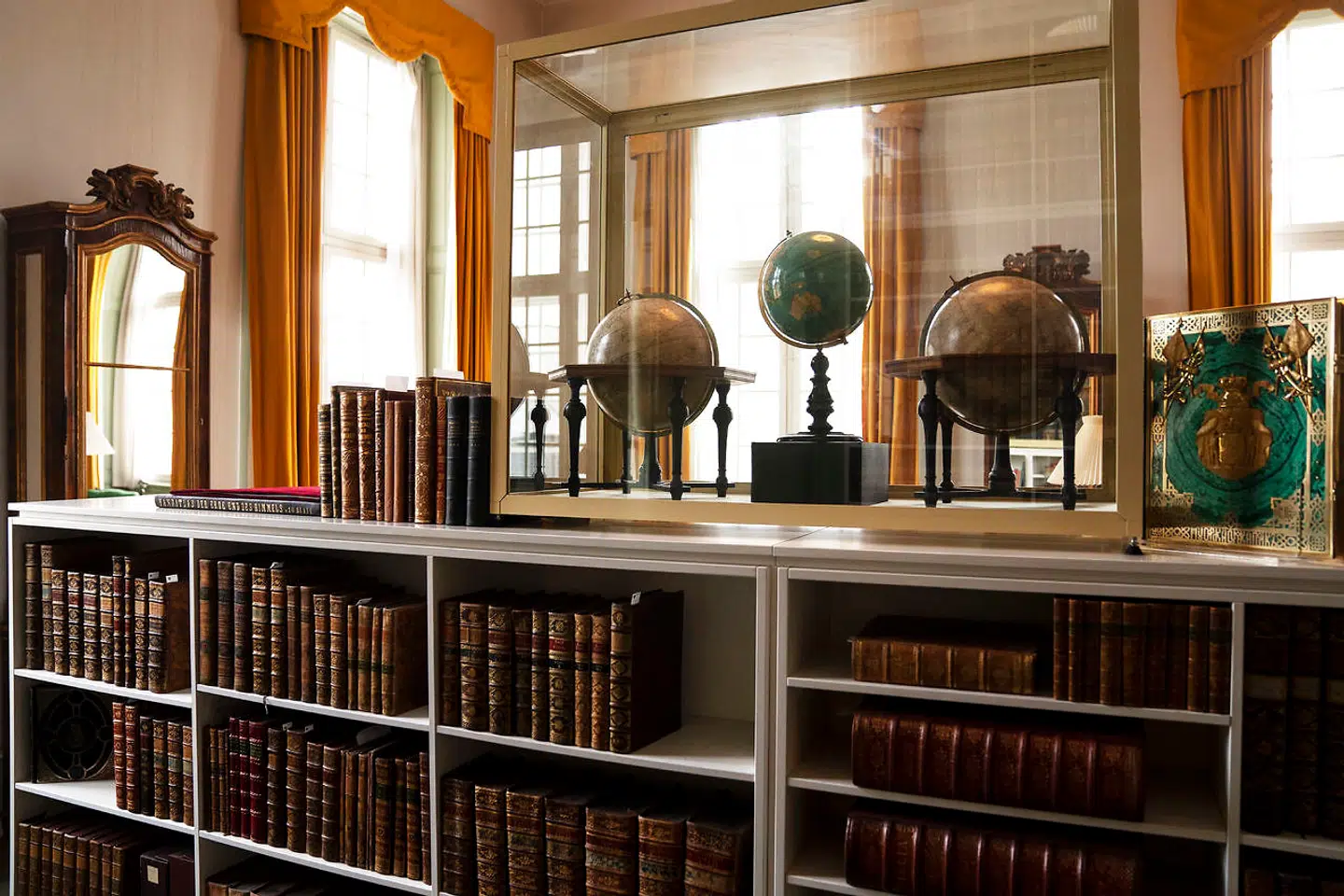 Dronningens Håndbibliotek har effekter fra mange steder og anledninger – herunder glober med mere eller mindre forældede verdensbilleder.