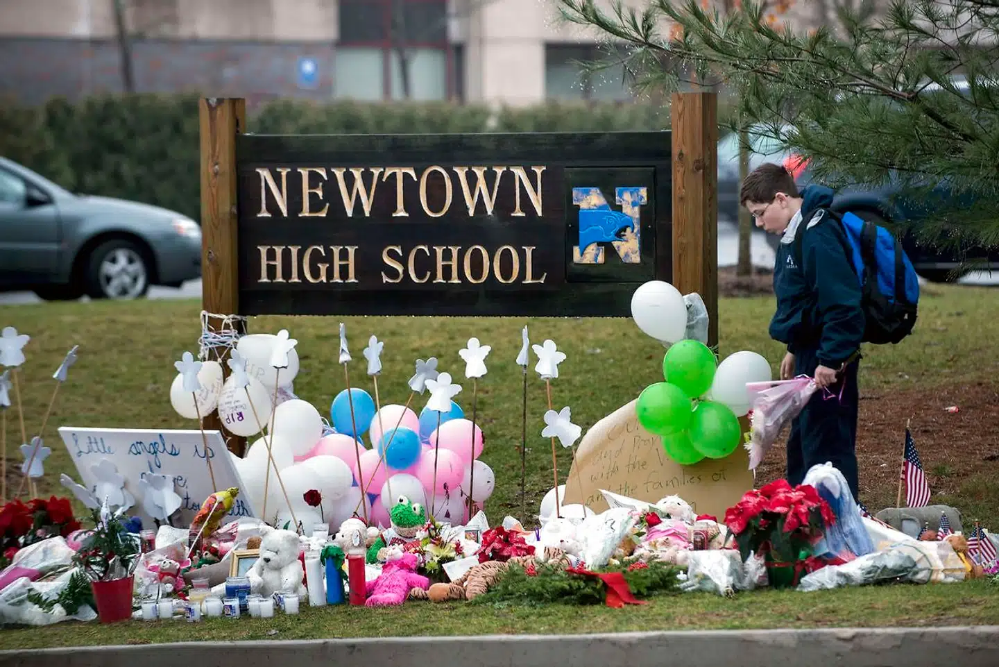 I alt mistede 26 personer livet, da en 20-årig gerningsmand begik et skoleskyderi på Sandy Hook Elementary School i Newton, Connecticut.