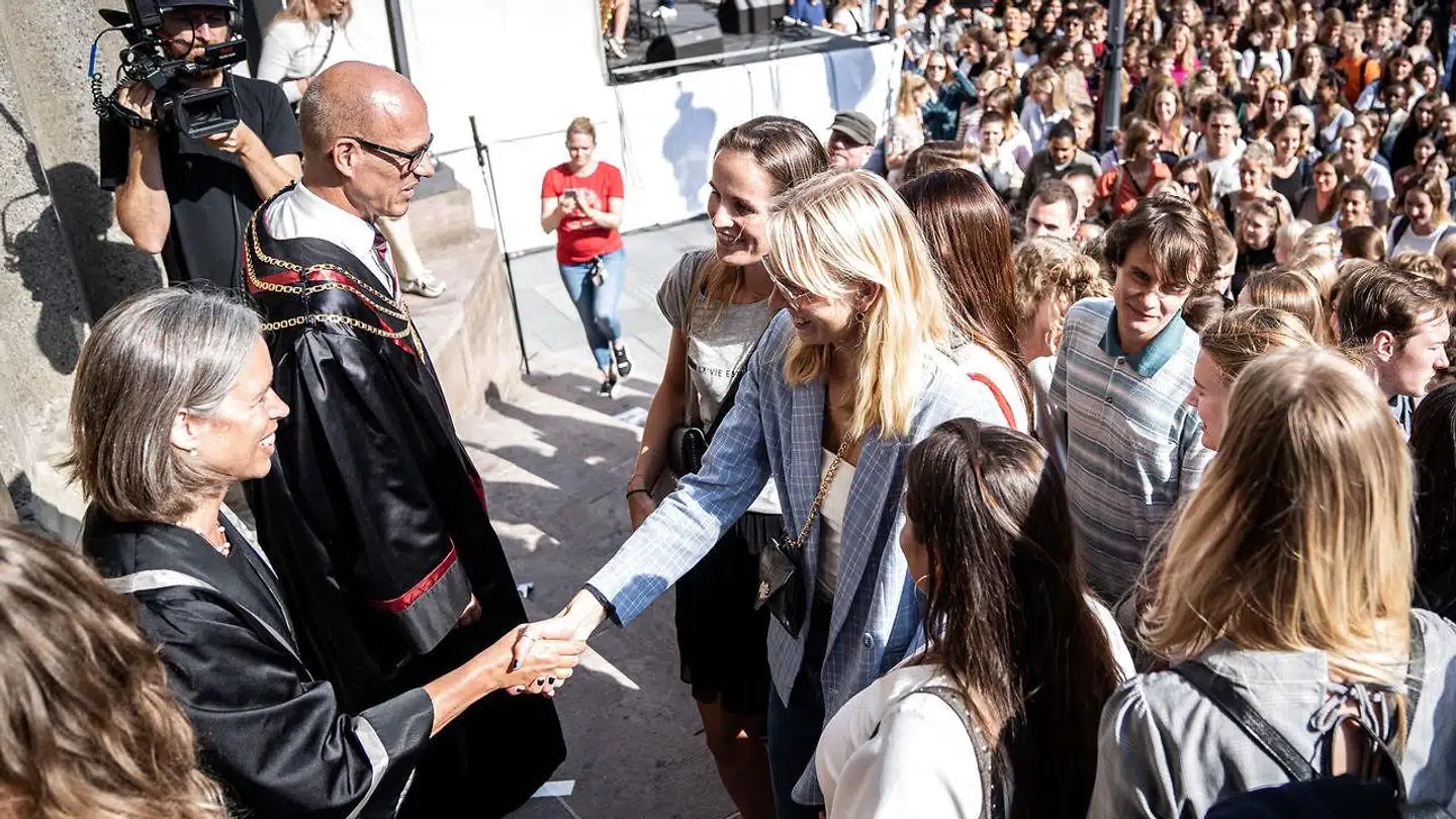 Det virker noget tyndt, at Amalie Lyhne på baggrund af nogle få arbejdsløse akademikere konkluderer, at for mange vælger universitetet – og gymnasiet. Gymnasierne uddanner nemlig råmateriale til meget andet end universitetsuddannelser, mener Birgitte Vedersø.