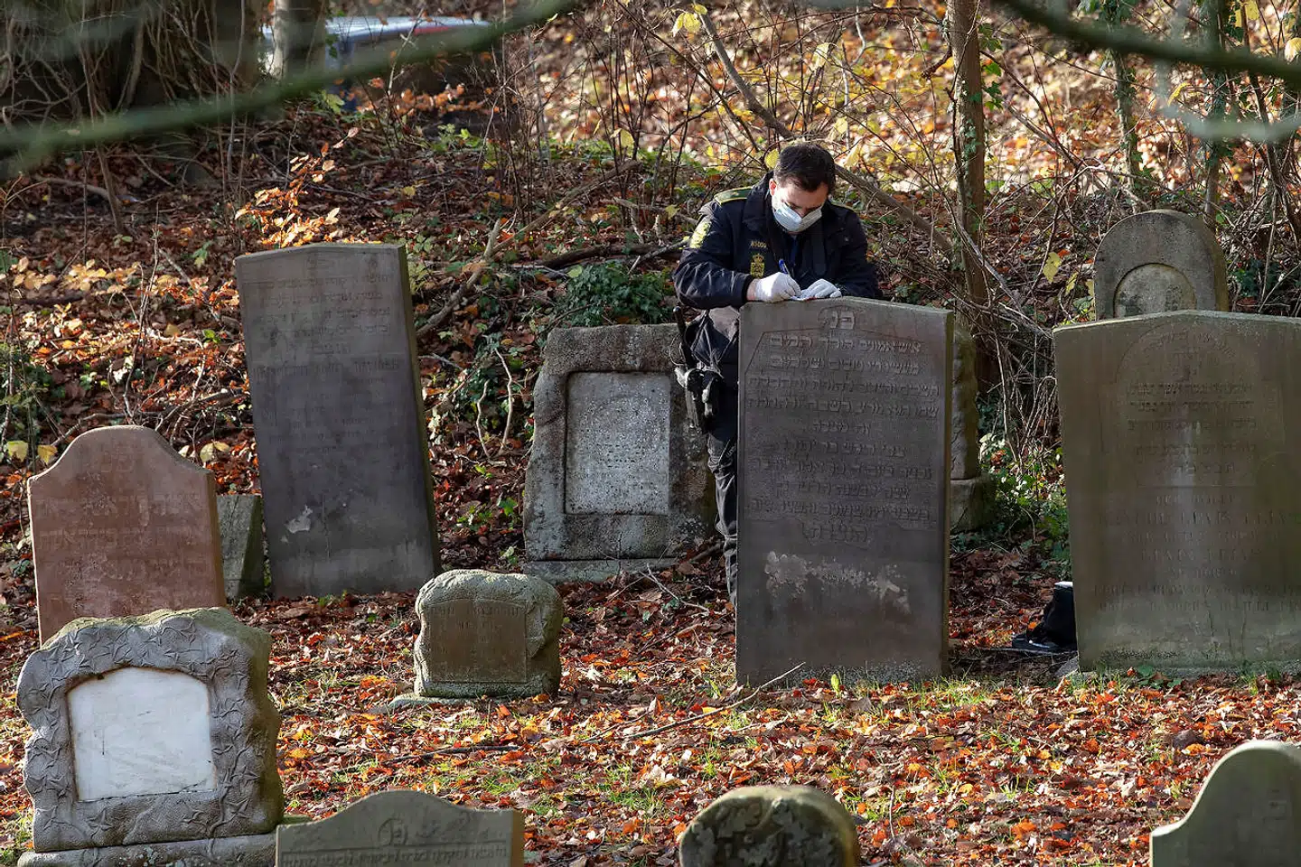 Israels ambassadør Benny Dagan og fru Irit Dagan besøger, sammen med Randers-borgmetser Torben Hansen og kommunaldirektør Jesper Kaas Schmidt, Østre Kirkegård i Randers, onsdag den 13. november 2019. Flere end 80 gravsten blev i weekenden malet med grøn graffiti, og enkelte gravsten var væltet på gravpladsen.