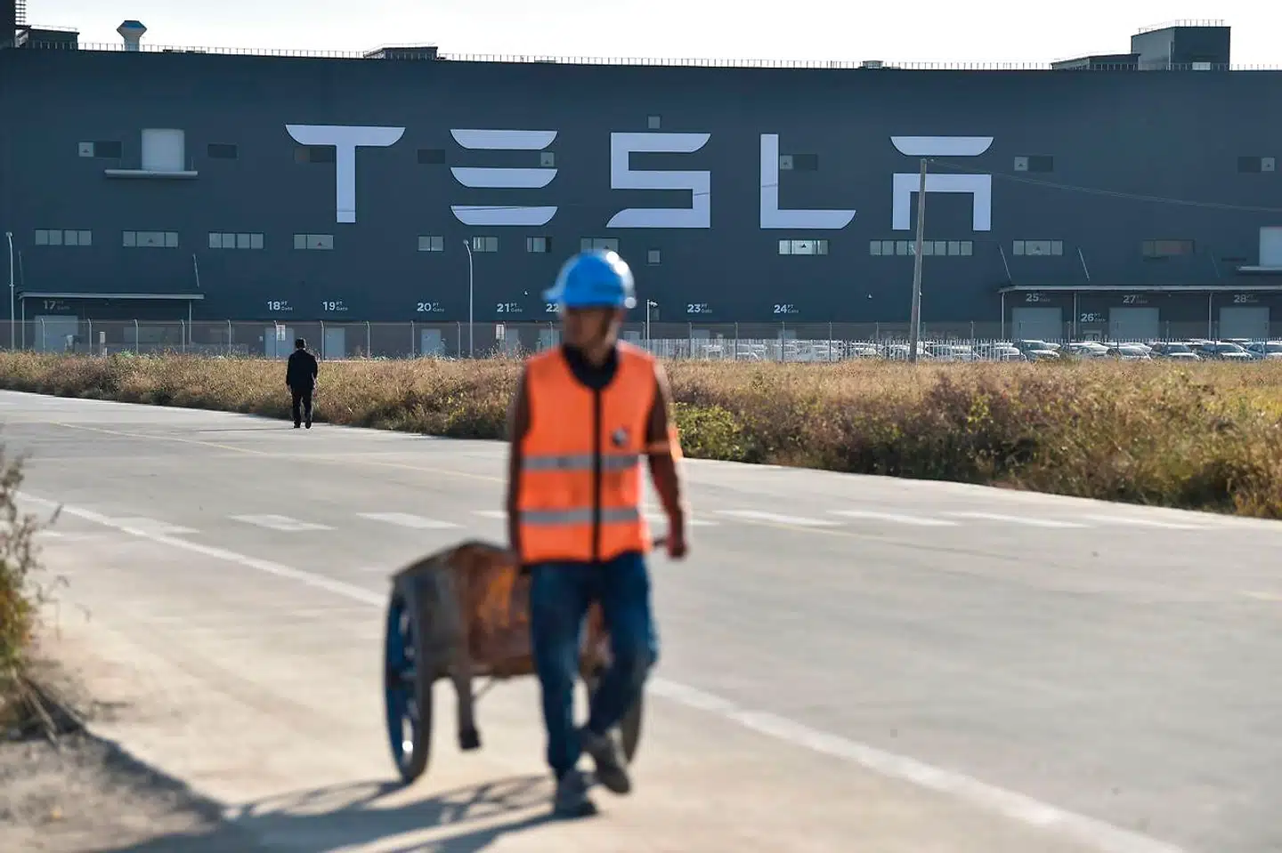 Den amerikanske elbilproducent producerer nu også biler på en gigantisk fabrik nær Shanghai i Kina.