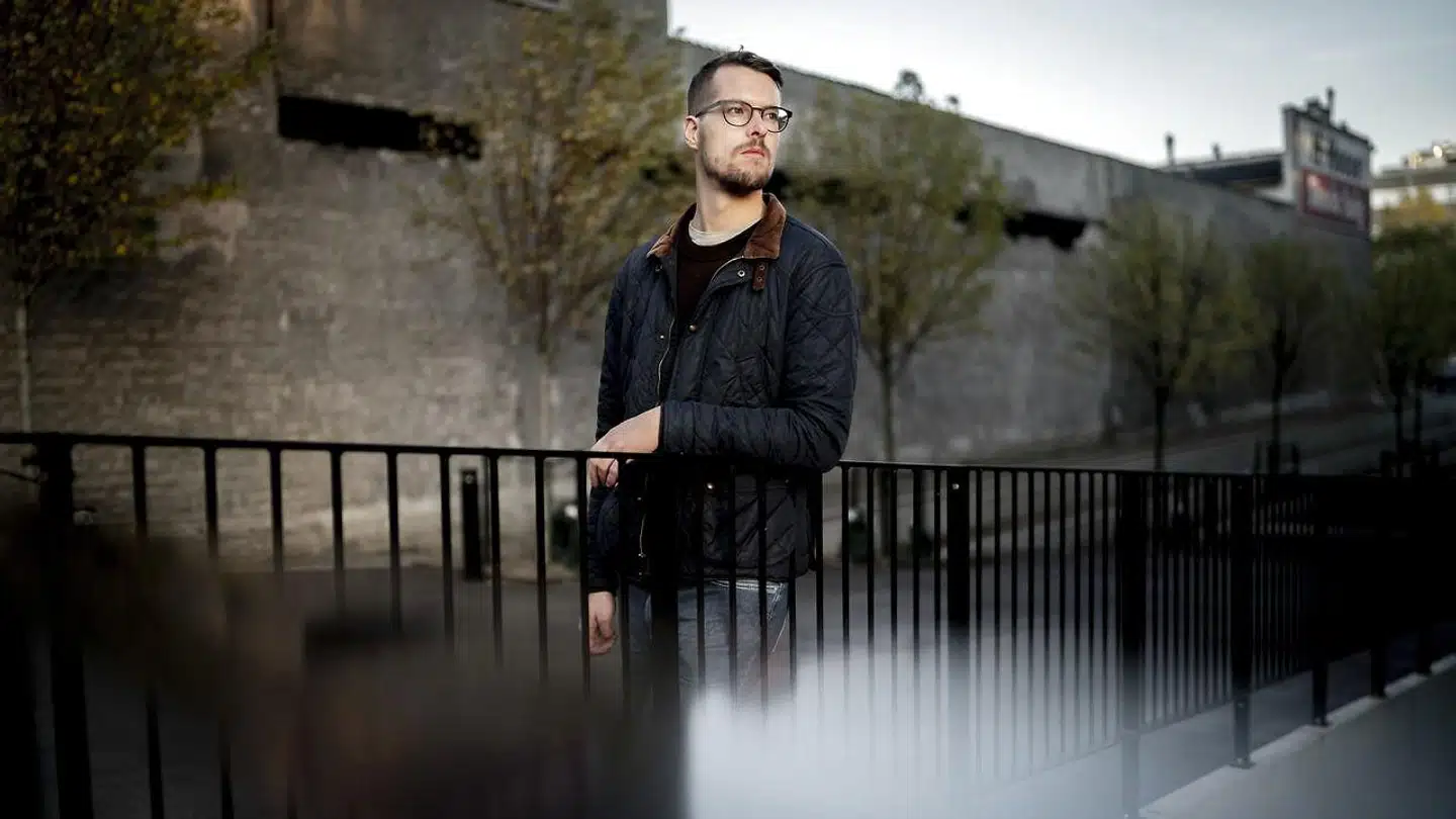 Med sin modvilje mod at tage et job i IKEA udråbes Emil Lundbo til eksemplet på forkælede akademikere, der nægter at søge job uden for skateboard-afstand af indre by. Efter et halvt års hån og ydmygelser vejrer liberalisterne morgenluft: Er de ledige akademikere den nye Karina-sag, der for alvor skal ændre danskernes syn på velfærdsstaten? spørger Niels Jepsersen.