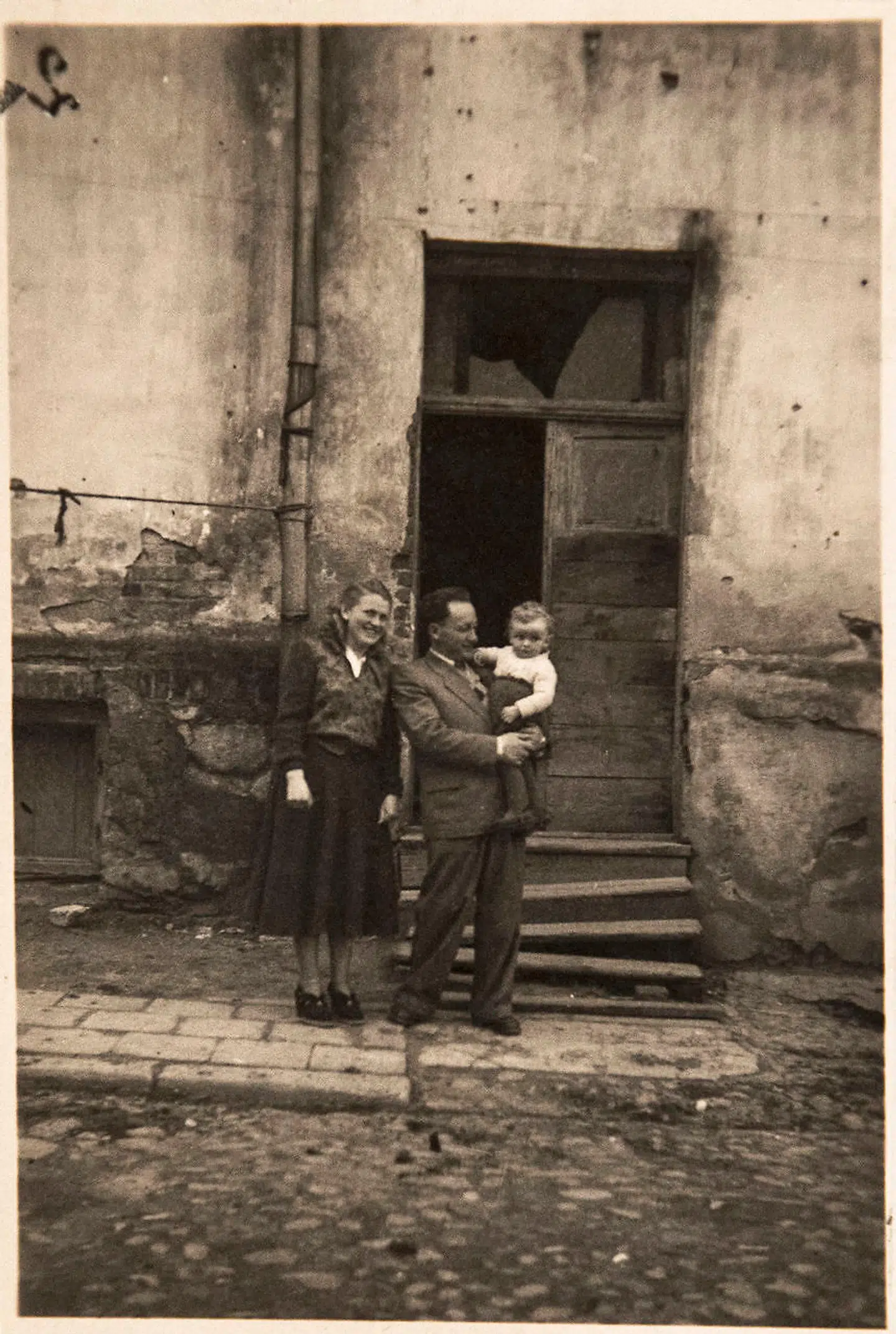 Nathalie Ostrynskis farmor, farfar og far fotograferet i den polske Bialystok foran deres hjem i 1949.