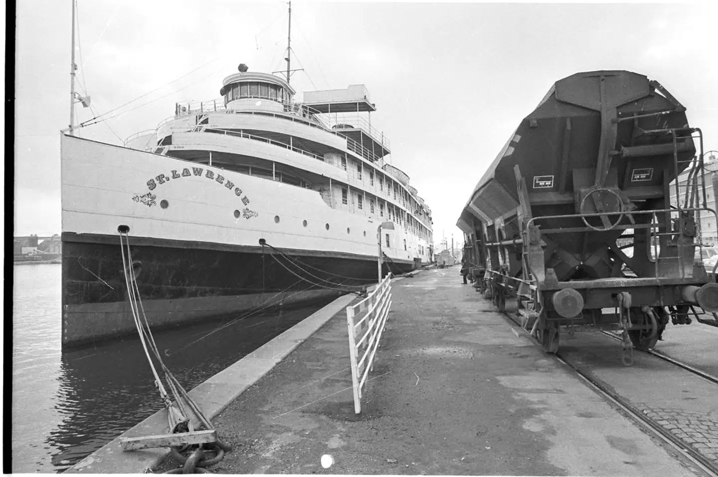 Skibet »St. Lawrence«, der blev anvendt som hotel og senere til indkvartering af de polske jøder, ligger her på fotoet til kaj ved Kalvebod Brygge.