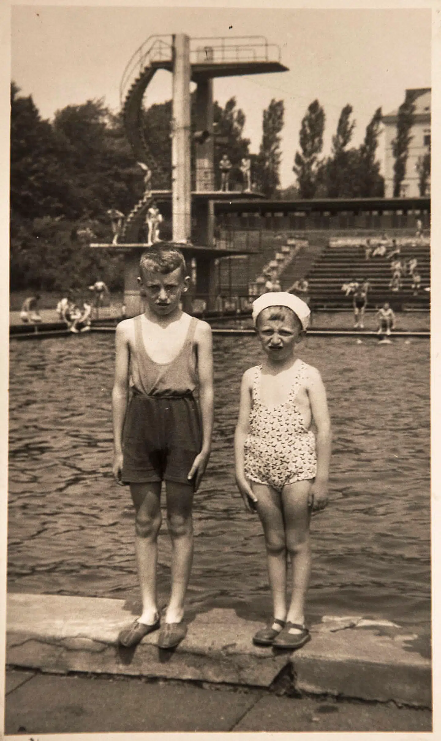 Motel Ostrynski og hans bror Moshele fotograferet ved et svømmebassin i Polen engang i løbet af 50erne.