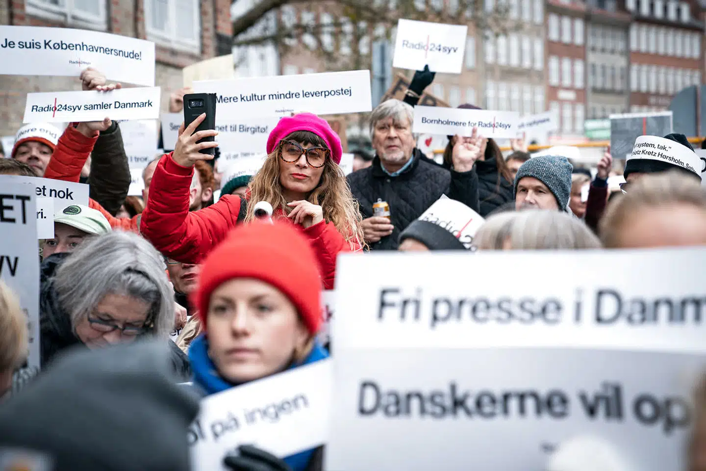 Det har udløst skuffelse og vrede, at Radio24syv noget overraskende tabte retten til den nye DAB-kanal til den uprøvede ungdomskanal Loud. Her en såkaldt tavs demonstration foran Kulturministeriet i begyndelsen af november i år.