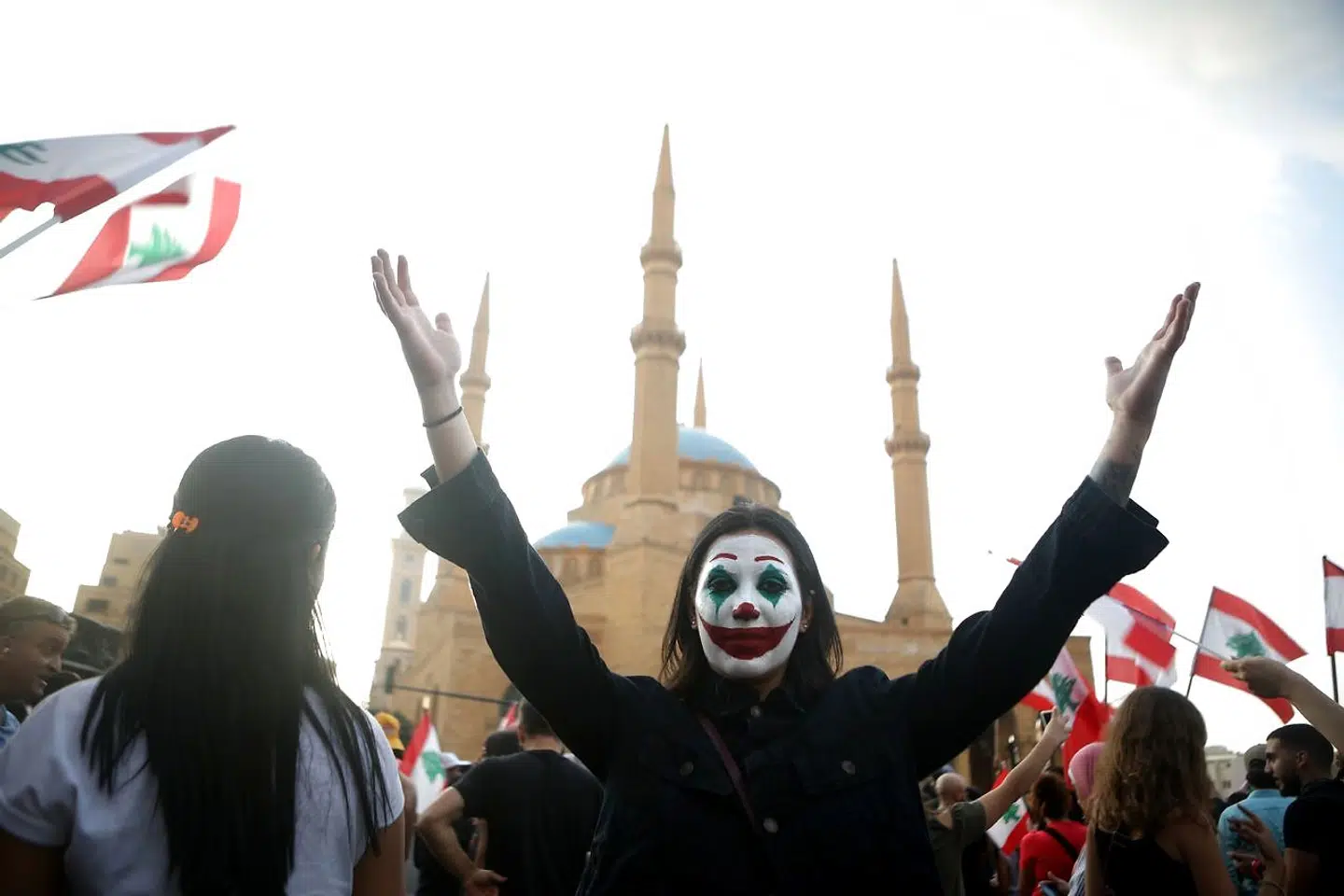 En kvinde er malet som Joker under en demonstration i Beirut, Libanon.