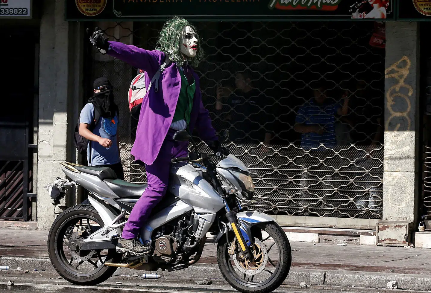 Endnu en Joker-klædt demonstrant i Chile.