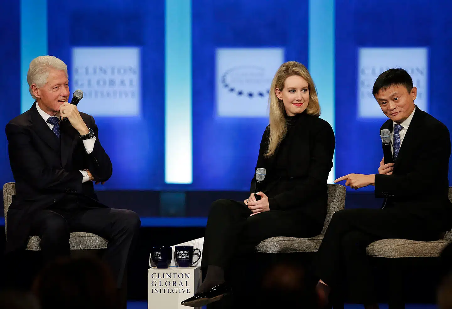 Elizabeth Holmes opnåede stjernestatus i USA. Her er hun på scenen sammen med den tidligere amerikanske præsident Bill Clinton og grundægger af den kinesiske e-handelsgigant, Jack Ma, til en konference i efteråret 2015.