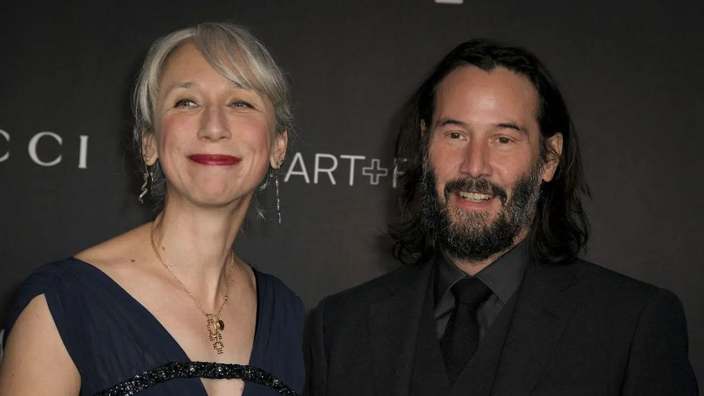 Keanu Reeves med sin kæreste, Alexandra Grant, på den røde løber. Det er efter amerikanske standarder opsigtsvækkende, at en mandlig Hollywood-stjerne dater én på samme alder som sig selv. Begrebet »age-appropriate« er til stor debat.