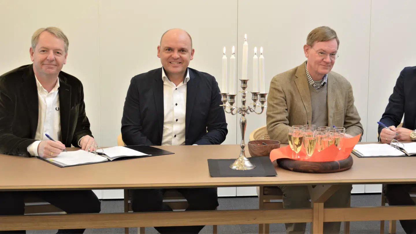 Aftalen om Norlys' overtagelse af Nord Energis fibernetkunder bliver skrevet under af fra venstre, koncerndirektør i Nordlys Niels Duedahl, formand for Eniig Fiber Mads Brøgger, formand for Nord Energi Fiber Jens Møller Lee og direktør for Nord Energi Fiber Christian Lauritsen. Foto: Norlys