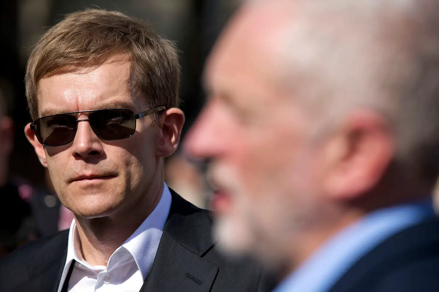Den ene er partileder og hedder Jeremy Corbyn, og den anden er hans politiske direktør og kommunikationsdirektør og hedder Seumas Milne. Og der er en grund til, at Milne er i fokus og Corbyn (i forgrunden) ikke er. For ifølge flere medier sidder Milne nu hårdt på venstredrejningen af især Labours udenrigspolitik.