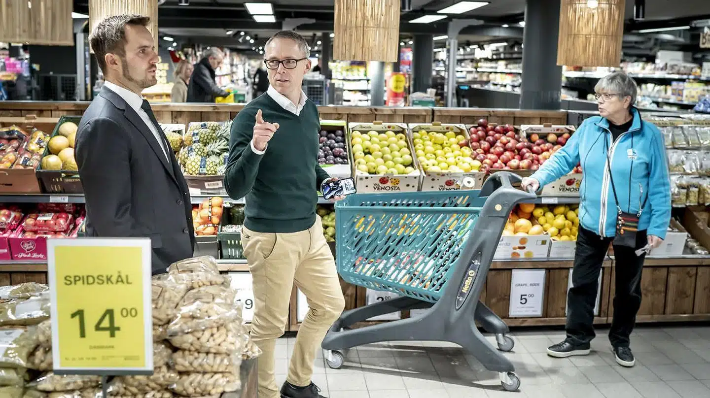 Nettos topchef, Michael Løve (i midten), mødes med erhvervsminister Simon Kollerup (S) i forbindelse med deres nye klimapartnerskab i Netto på Sorgenfri Torv. Sammen skal de få en hel branche til at udlede langt færre drivhusgasser.