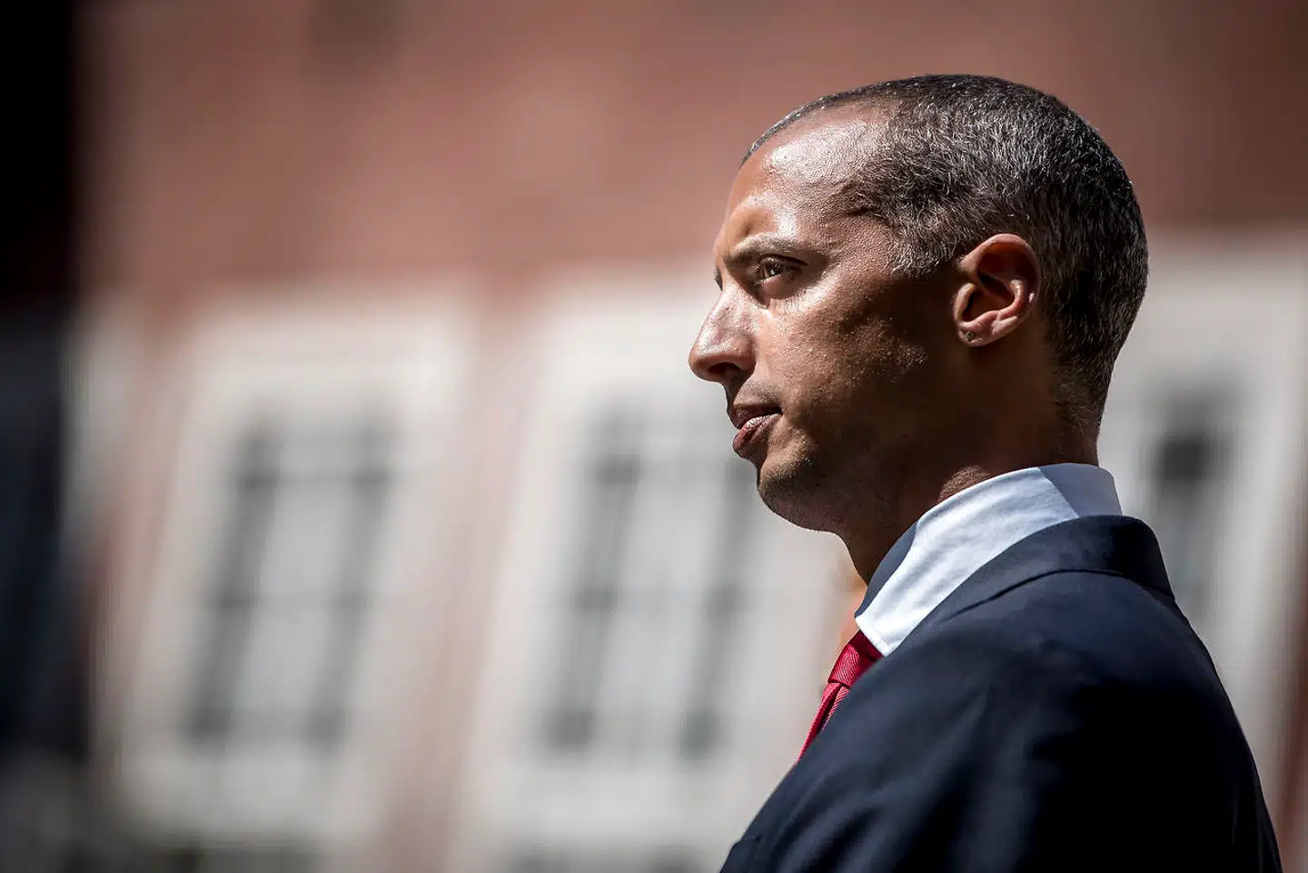 Udlændinge- og integrationsminister Mattias Tesfaye vil flytte en række opgaver med asylsager fra Politiet til sit eget ministerium. Men det udløser advarsler fra politifolk og spørgsmål fra politikere. Foto: Mads Claus Rasmussen/Ritzau Scanpix