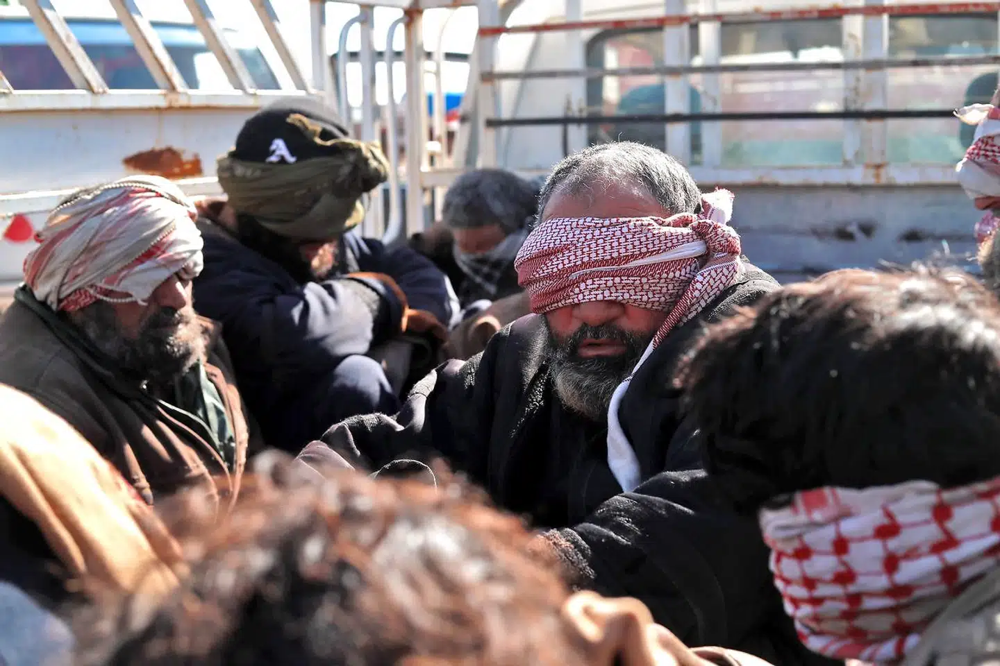 Formodentlige krigere fra Islamisk Stat, der flygtede fra den syriske by Baghouz, sidder bag i en pickup med bind for øjnene efter at være blevet taget til fange. Ifølge en talsmand fra det tyrkiske udenrigsministerium er tre krigere på vej til Danmark.