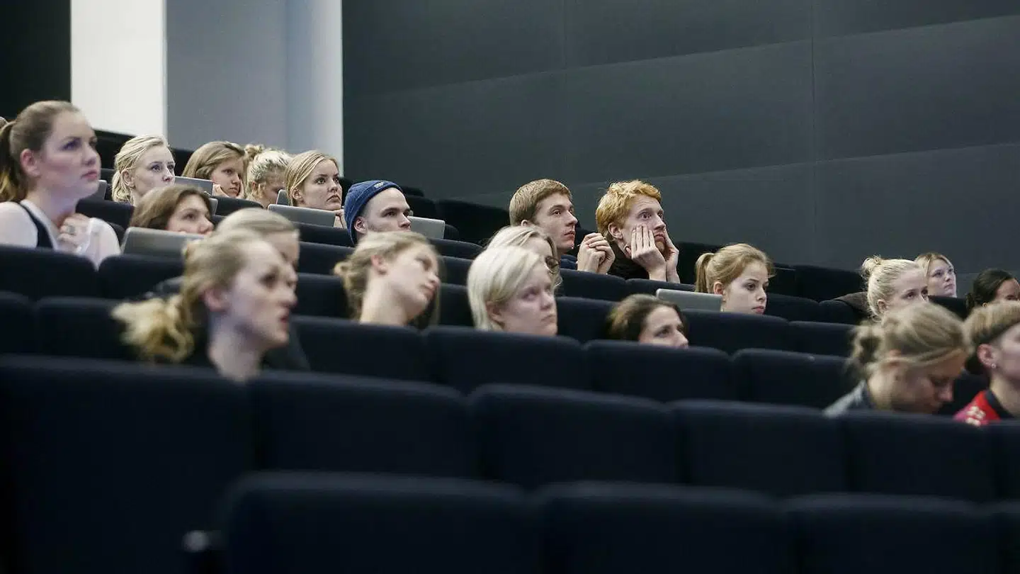 »Specielt det private arbejdsmarkedet har i meget høj grad været i stand til at opsuge de mange kandidater, universiteterne har udklækket de sidste mange år. (...) Så der er intet, der tilsiger, at arbejdsmarkedet i fremtiden får brug for dårligere uddannede unge,« skriver Henning Thiesen.