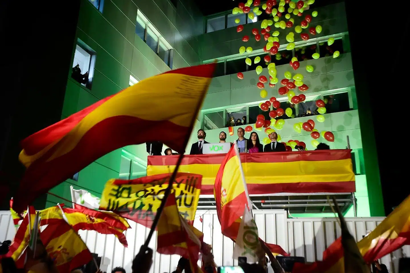 Vox-ledelsen, med spidskandidaten Santiago Abascal i midten, lader sig hylde efter det højrenationale partis formidable resultat.
