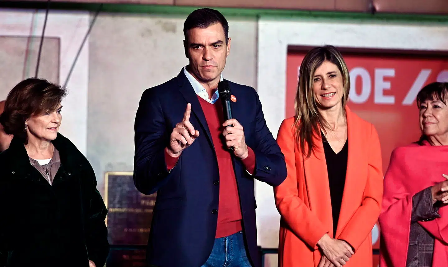 Pedro Sánchez måtte flere gange afbryde sin tale uden for socialisternes hovedkvarter, fordi partisoldater overdøvede ham med advarsler mod en bred koalition med de konservative.