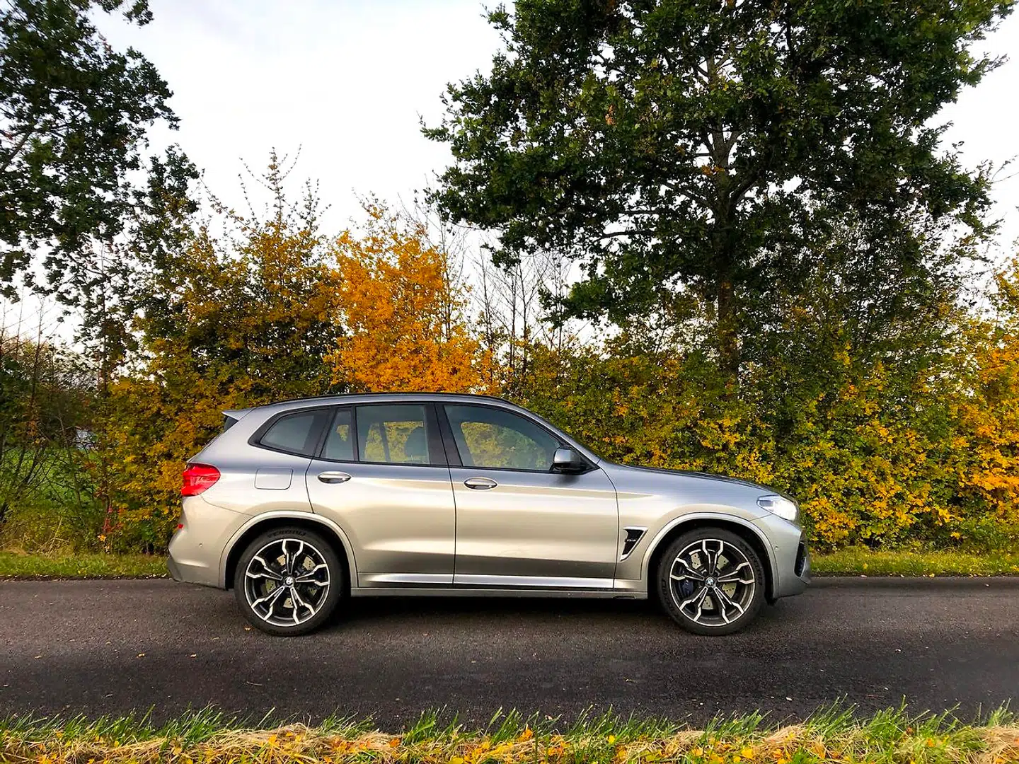 Lidt lavere, lidt bredere og meget ondere – den nye BMW X3 M er en racerbil i familie-SUV-habit.