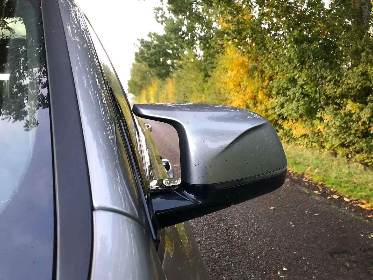 Visuelt er BMW X3 M til at kende på blandt andet de karakteristiske bundmonterede M-sidespejle.